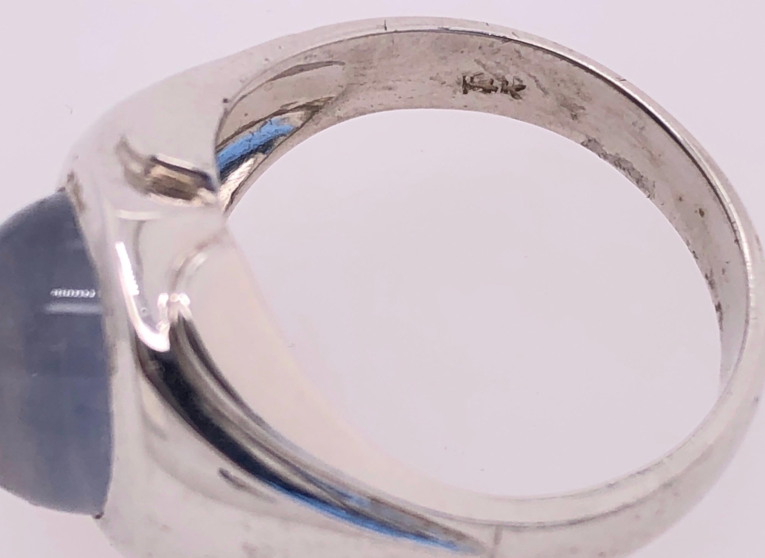 Anillo solitario con cabujón de zafiro ovalado de oro blanco de 14 quilates en Bueno estado para la venta en Manhasset, NY