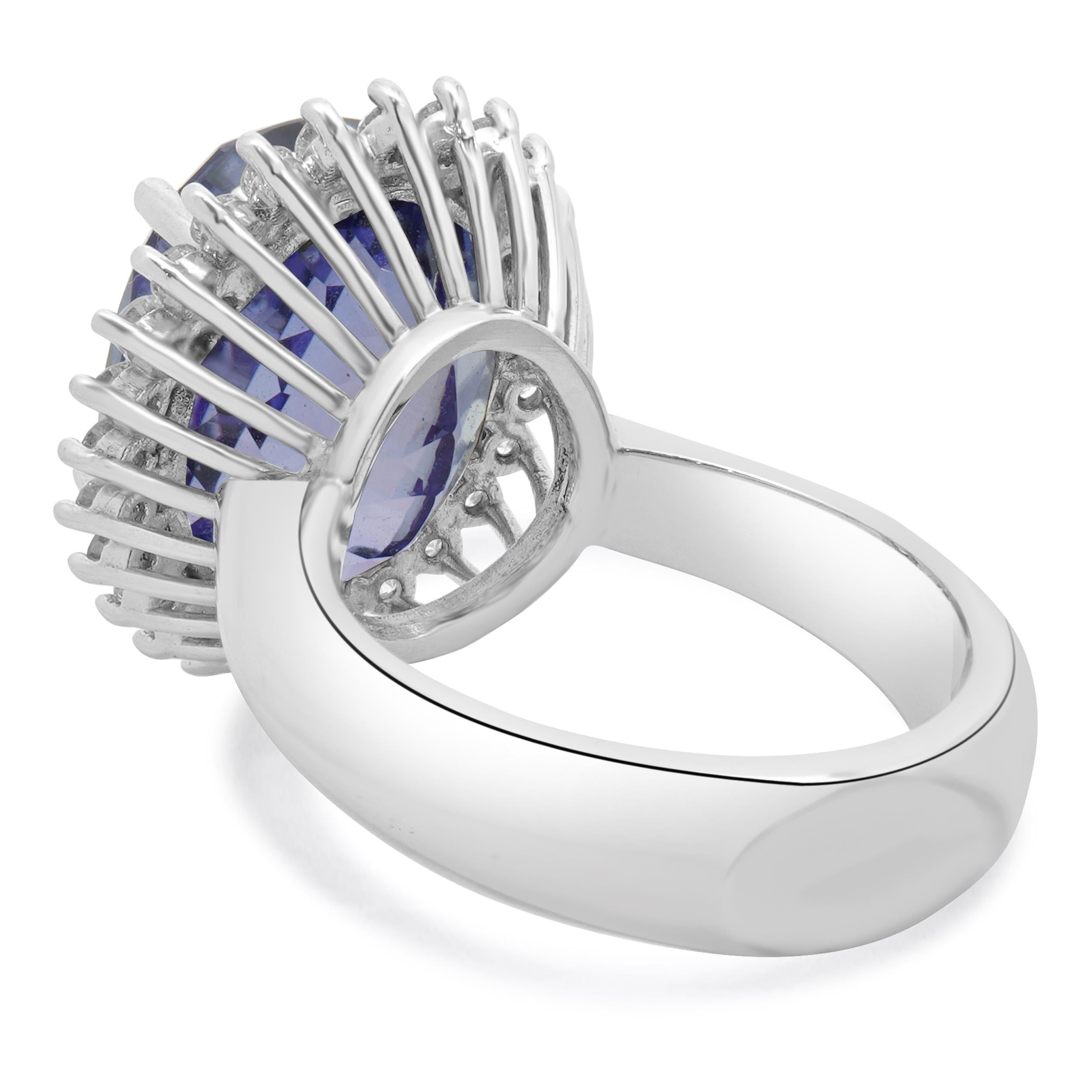 14 Karat Weißgold Ovaler Cocktailring mit Tansanit und Diamant im Zustand „Hervorragend“ im Angebot in Scottsdale, AZ
