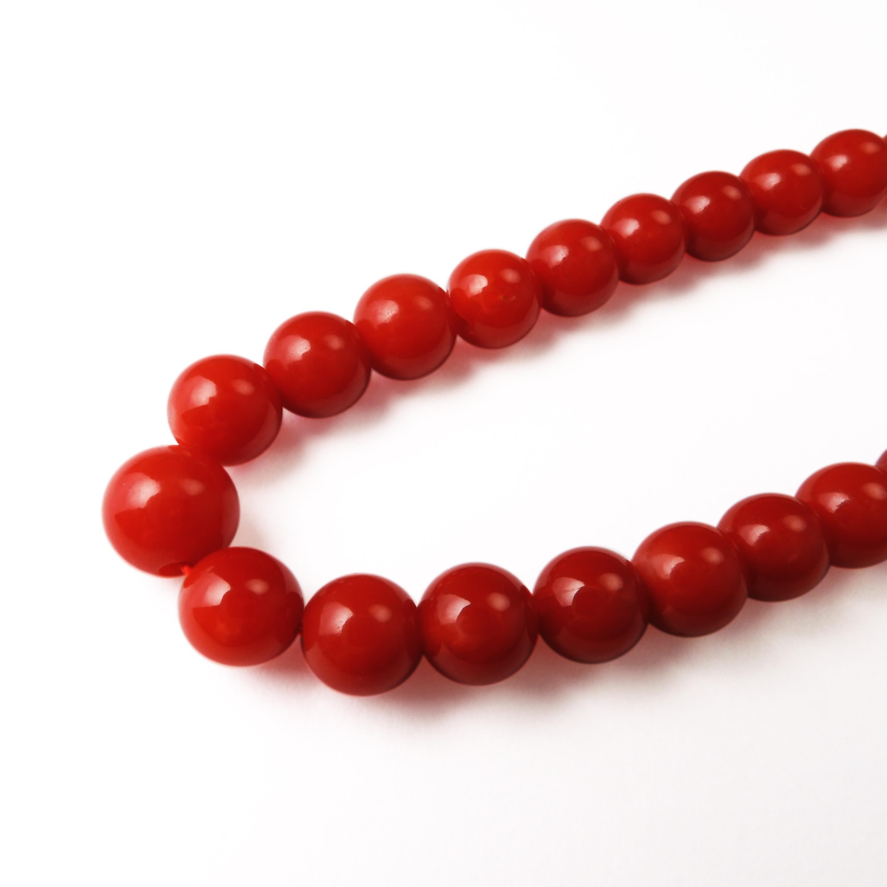 Japanese Chiaka Sango (Oxblood Coral) has a white core, so when you make beads for these kinds of necklaces, a white spot will inevitably appear somewhere. For this necklace, the white spot has been removed piece by piece and carefully polished to