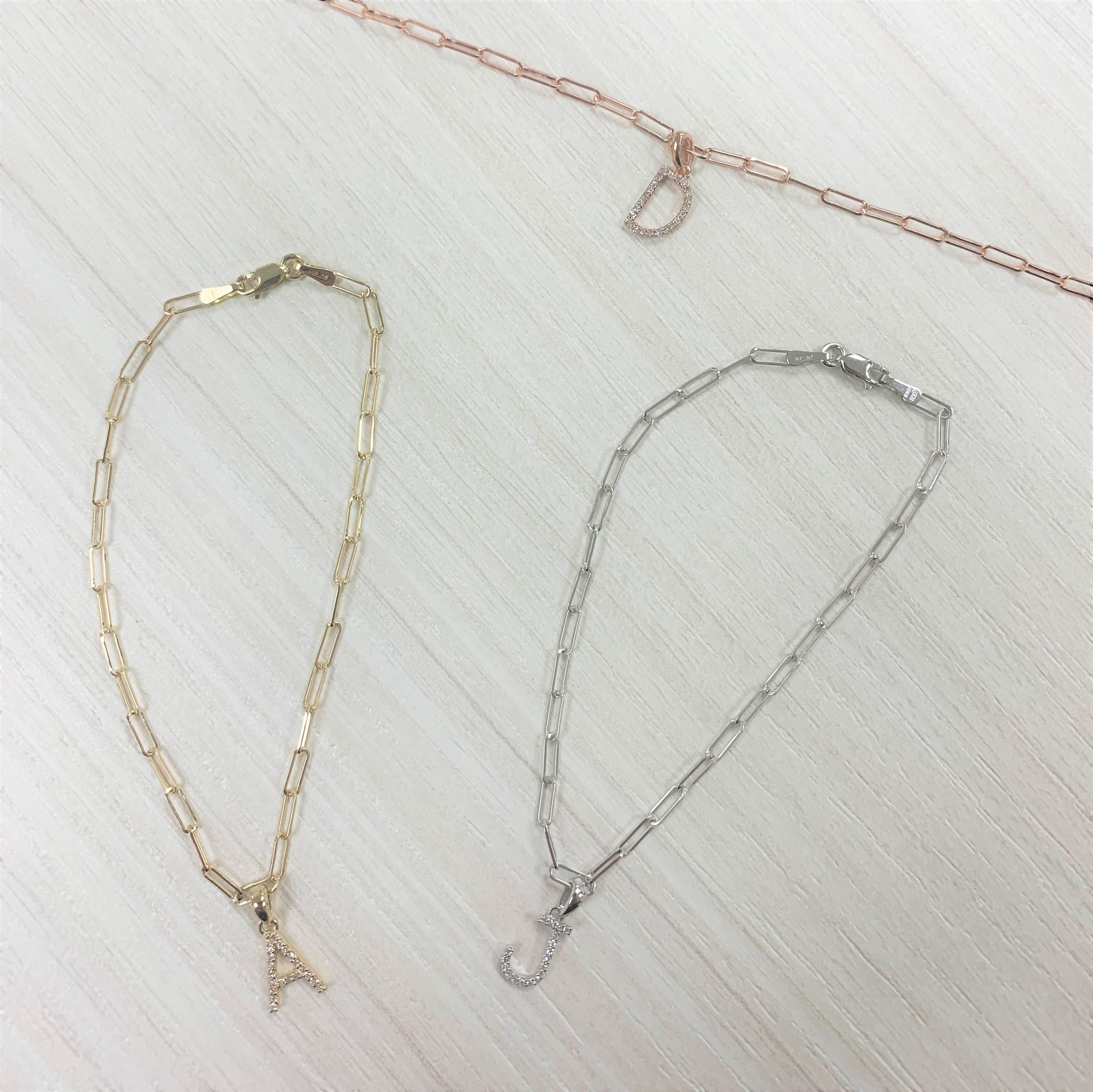 Il s'agit d'un adorable bracelet de lettres initiales en or blanc 14k avec environ 0,05 ct. Diamants ronds et brillants. Couleur et clarté du diamant GH-SI1-SI2. Livré sur une chaîne de 7