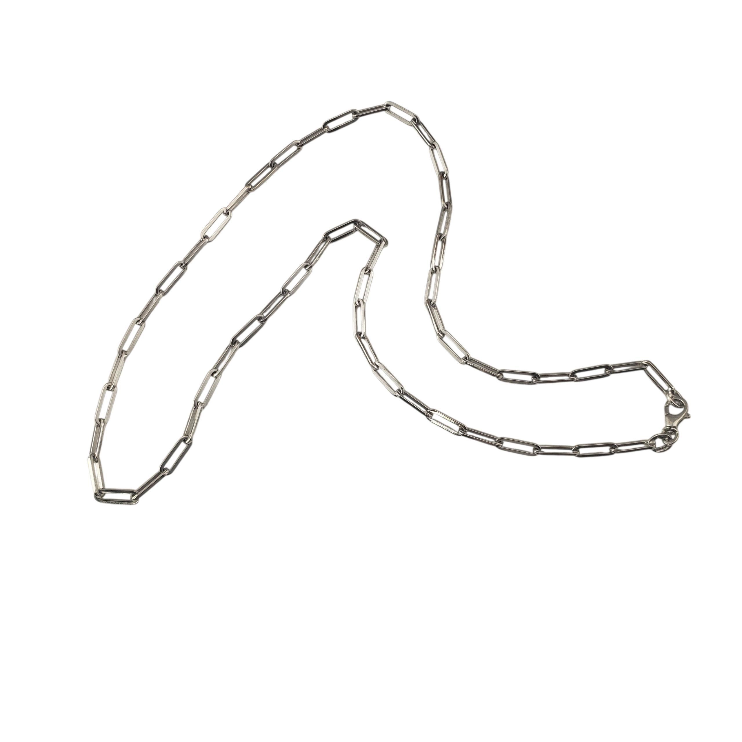 Collar de eslabones Paperclip de oro blanco de 14 quilates

Elegante y contemporáneo, este collar de oro blanco de 14 quilates tiene eslabones estilo clip para un look moderno y minimalista. Este collar, una pieza versátil y de tendencia con un