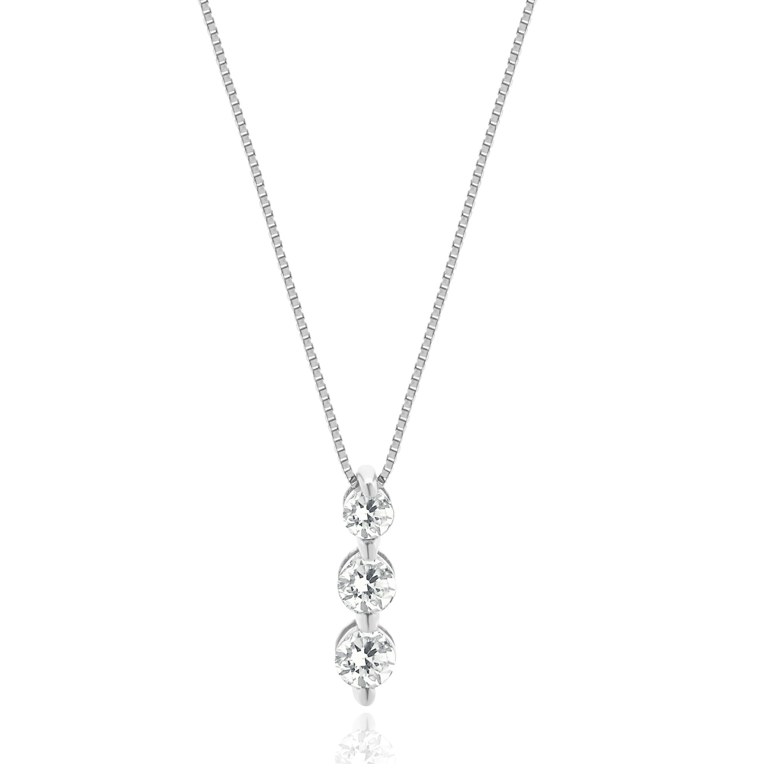 Diseñador: diseño personalizado
Material: 14k oro blanco
Diamante: 3 talla brillante redonda = 0,50cttw
Color: H / I
Claridad: SI3
Dimensiones: el collar mide 45 cm de largo
Peso: 1.81 gramos