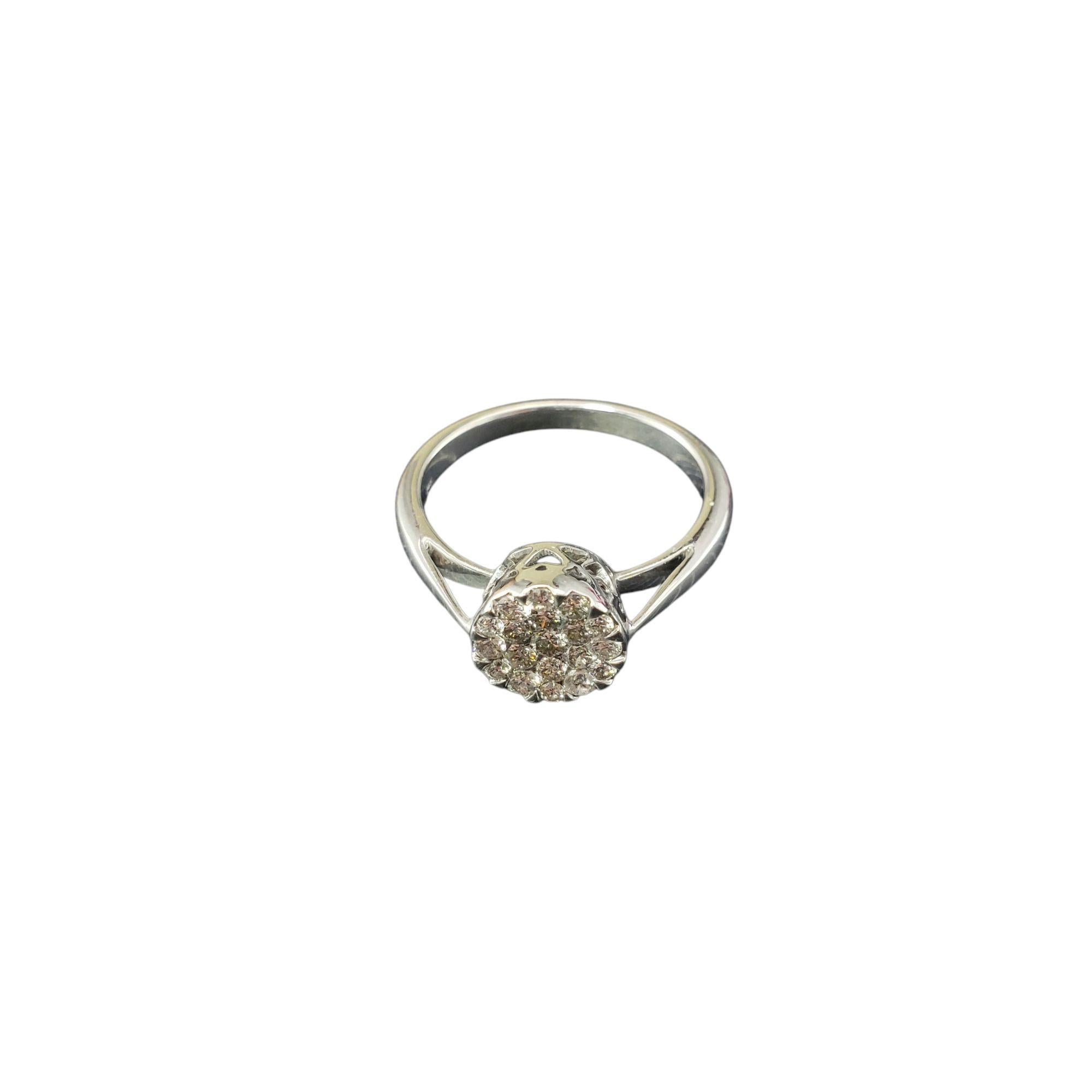 14 Karat Weißgold Pave Diamond Cluster Ring Größe 7

Dieser funkelnde Ring besteht aus 19 runden Diamanten mit Brillantschliff, die in 14 Karat Weißgold gefasst sind. 

Breite: 9 mm.
Schaft: 2 mm.

Ungefähres Gesamtgewicht der Diamanten: .45 - .50
