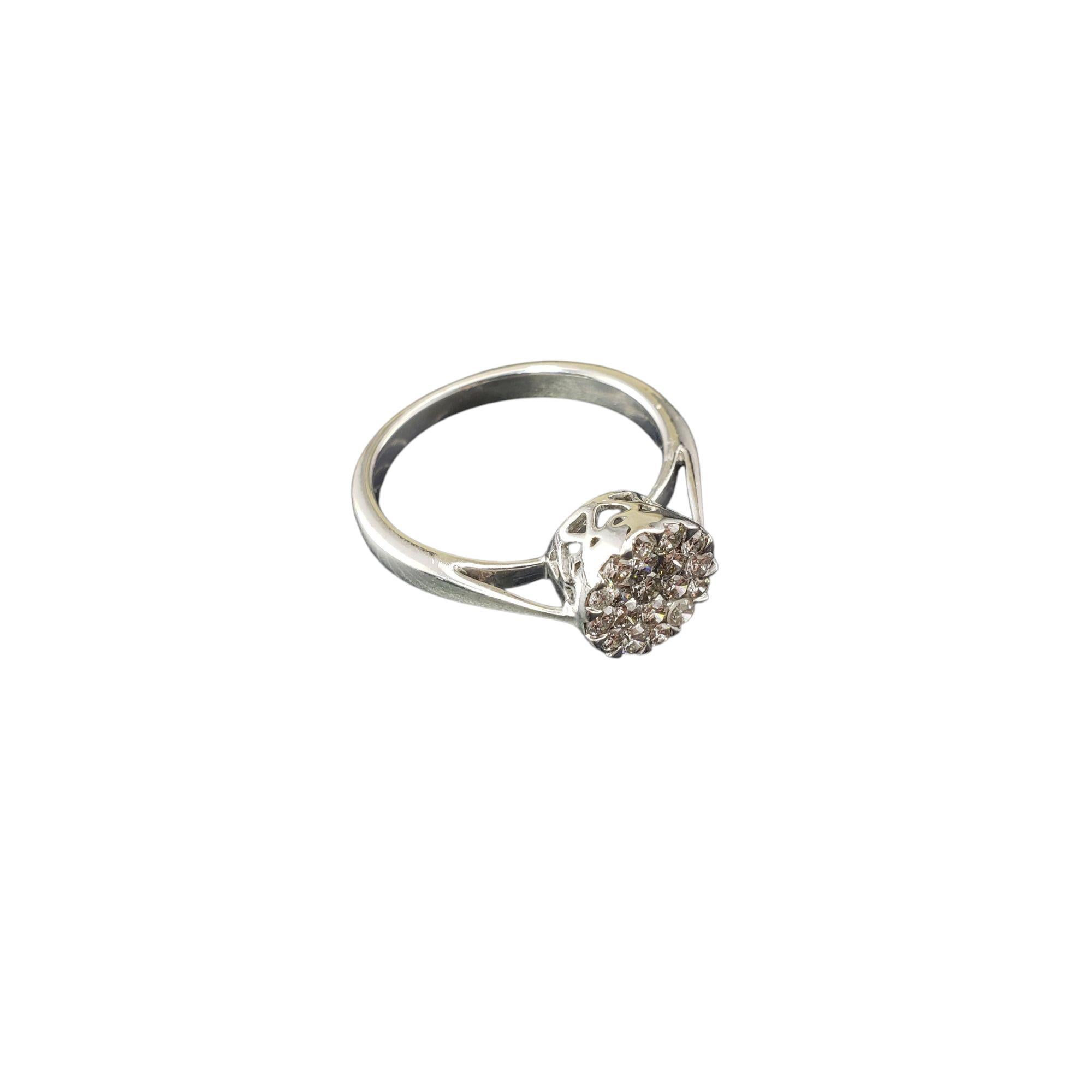 14 Karat Weißgold Pave Diamant-Cluster-Ring Größe 7 #21348 im Zustand „Gut“ im Angebot in Washington Depot, CT