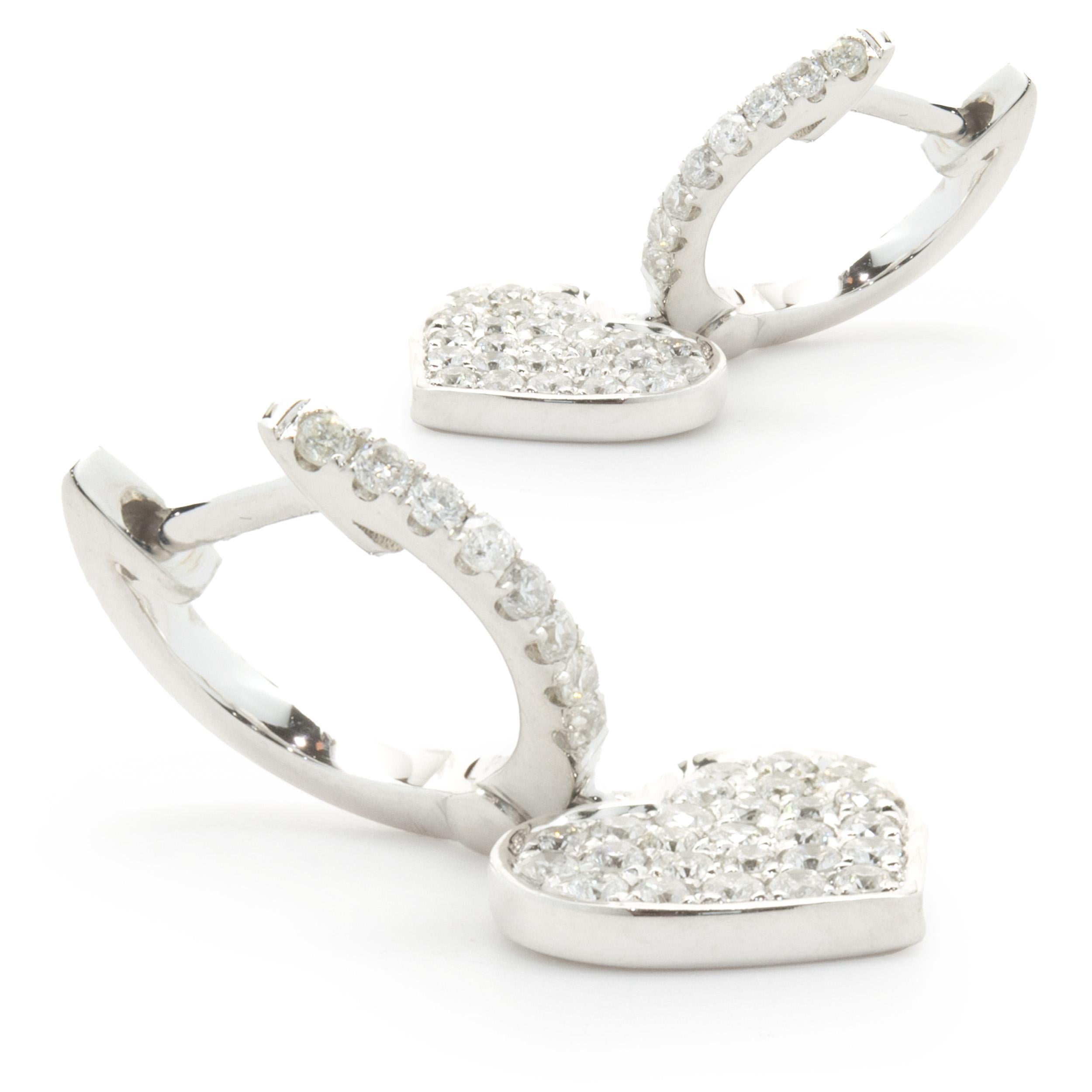Designer: design personalizzato
Materiale: oro bianco 14 carati
Diamante: 68 tagli rotondi a brillante = 0,51cttw
Colore: G
Chiarezza: VS2
Dimensioni: gli orecchini misurano 20 mm di lunghezza
Peso: 2.68 grammi