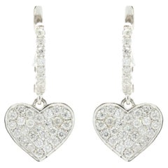 Boucles d'oreilles pendantes en or blanc 14 carats avec diamants pavés en forme de coeur