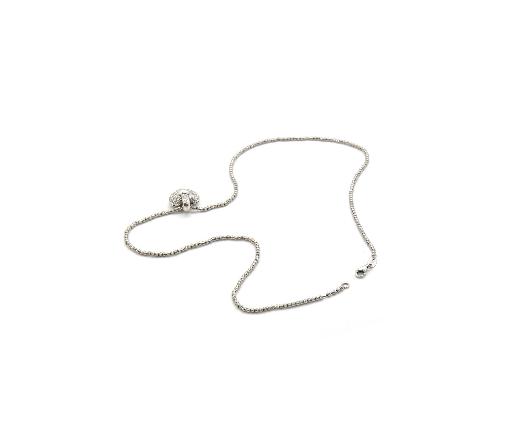 Taille ronde Collier pendentif en forme de cœur en or blanc 14 carats avec pavé de diamants en vente