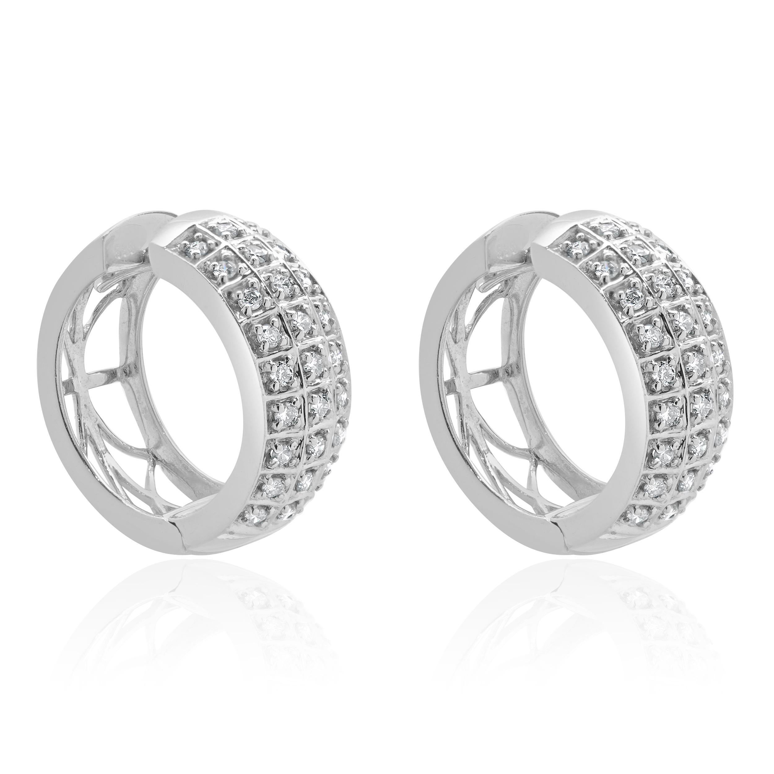 Designer: personalizzato
Materiale: oro bianco 14 carati
Diamante: 54 tagli tondi a brillante = 0,84cttw
Colore: I/J
Chiarezza: SI2-I1
Dimensioni: gli orecchini misurano 18.6 mm di lunghezza
Peso: 6.39 grammi