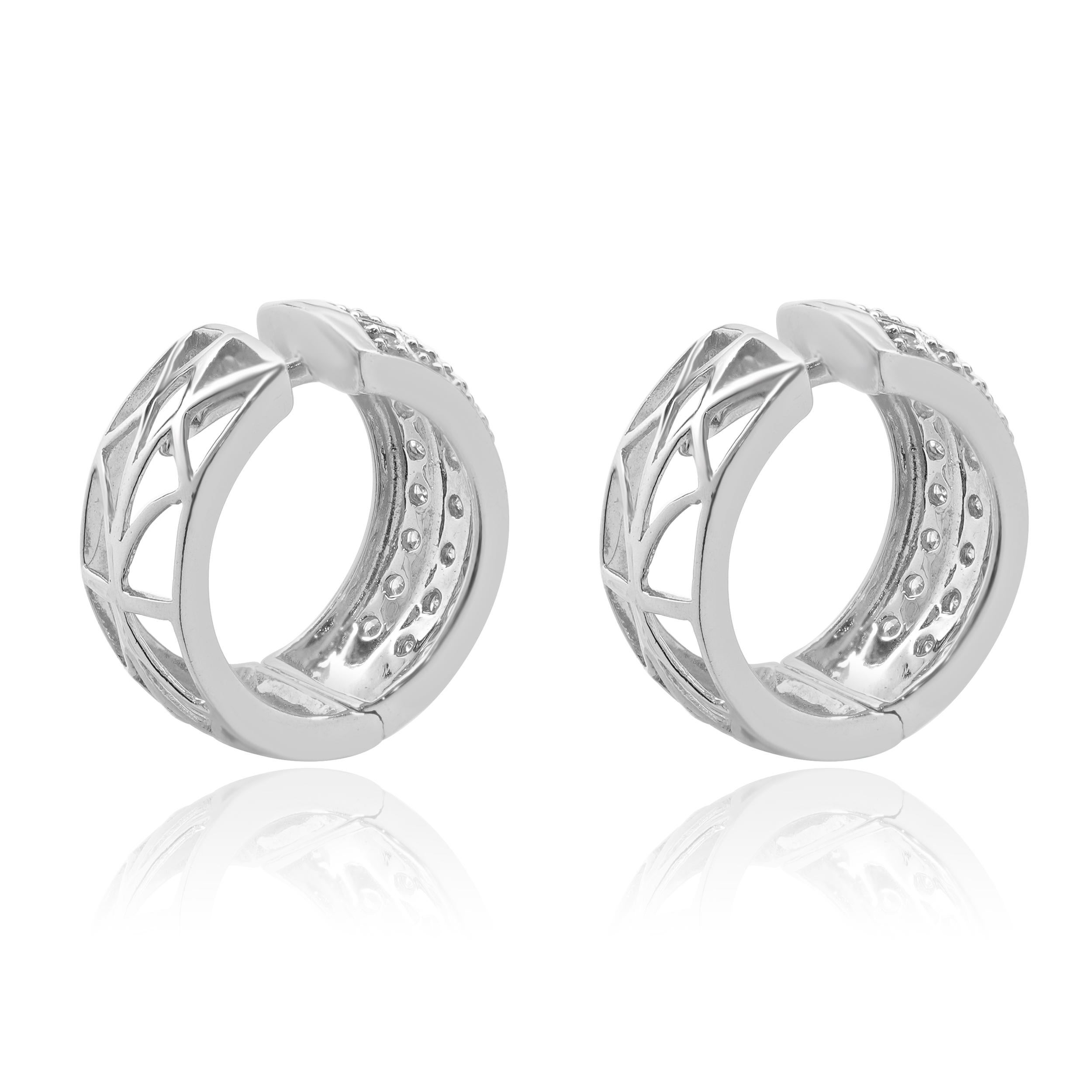 Taglio rotondo Orecchini Huggie Hoop in oro bianco 14 carati con pavé di diamanti in vendita