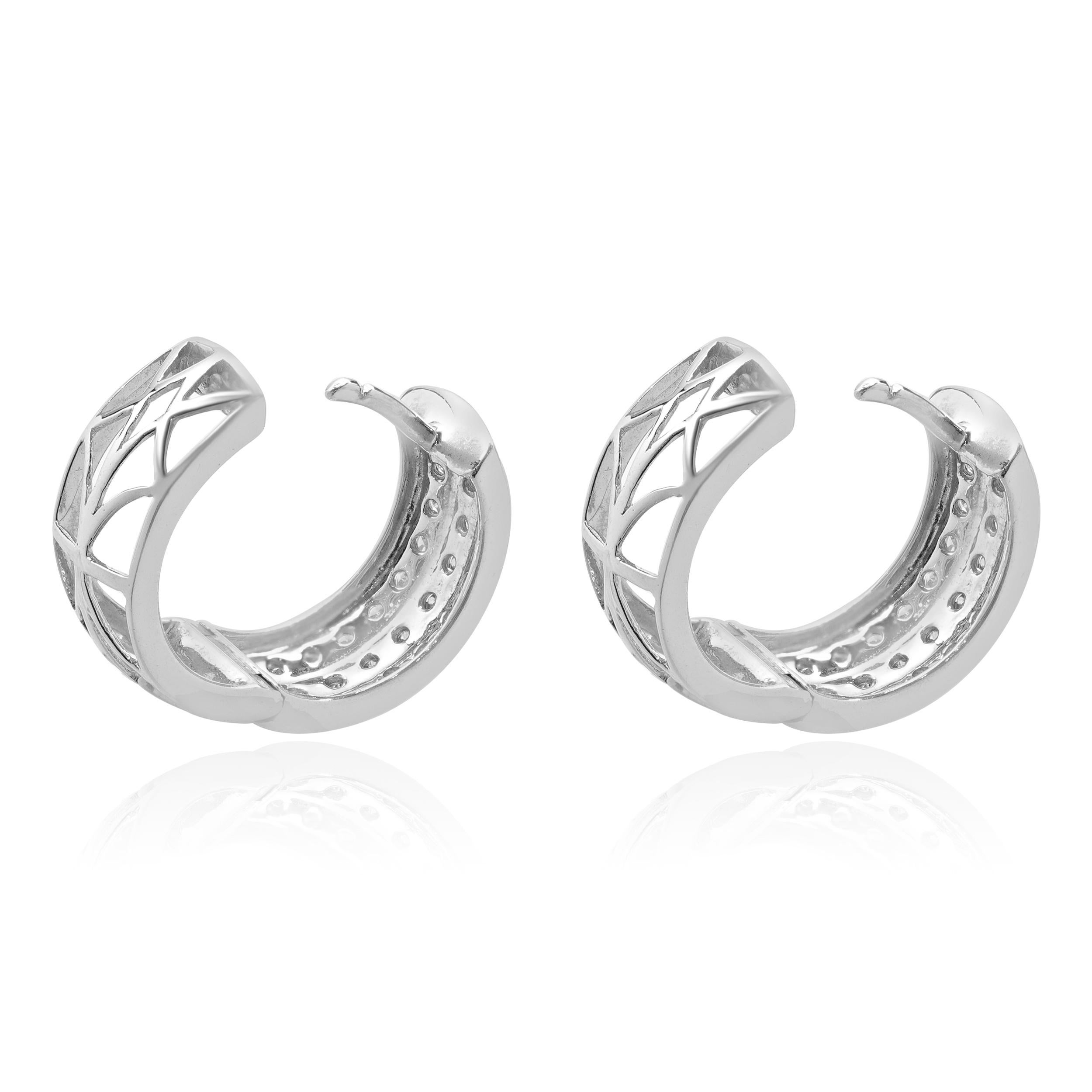 Orecchini Huggie Hoop in oro bianco 14 carati con pavé di diamanti In condizioni ottime in vendita a Scottsdale, AZ