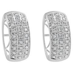 Boucles d'oreilles Huggie en or blanc 14 carats avec diamants pavés