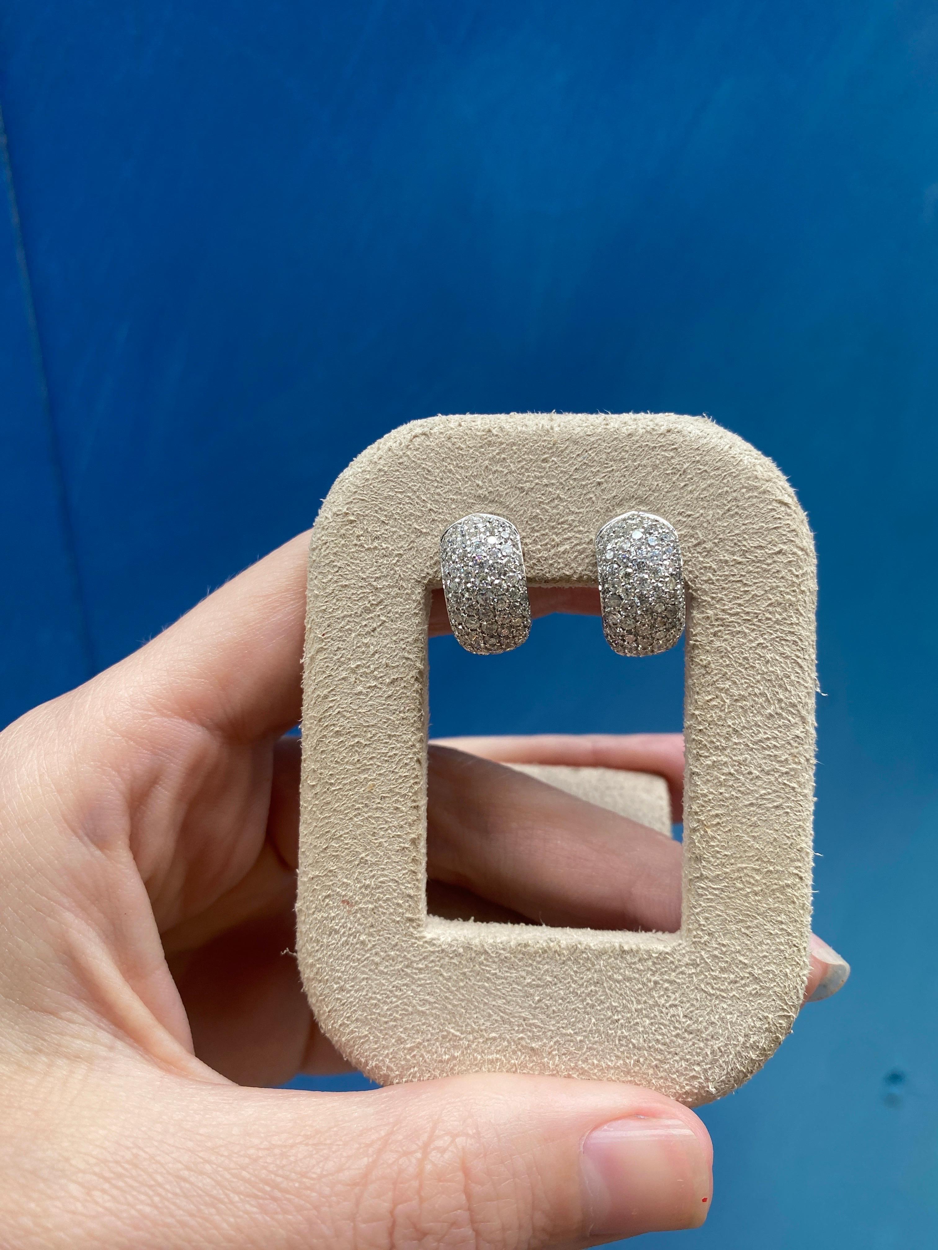 Orecchini Huggie Hoop in oro bianco 14 carati con diamanti incastonati in vendita 5