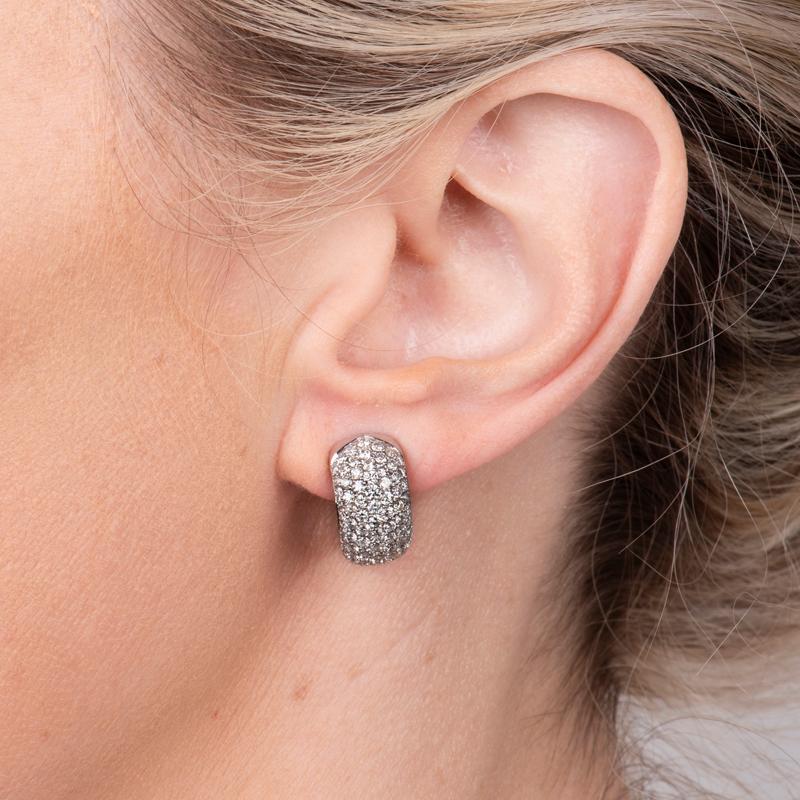 Questi piccoli orecchini a cerchio huggie presentano sette file di diamanti incastonati con un peso totale di 2,35 carati. Sono incastonati in oro bianco 14 carati con fondello a omega. 
Misure: Altezza circa 15.75mm, Larghezza circa 8.50mm
