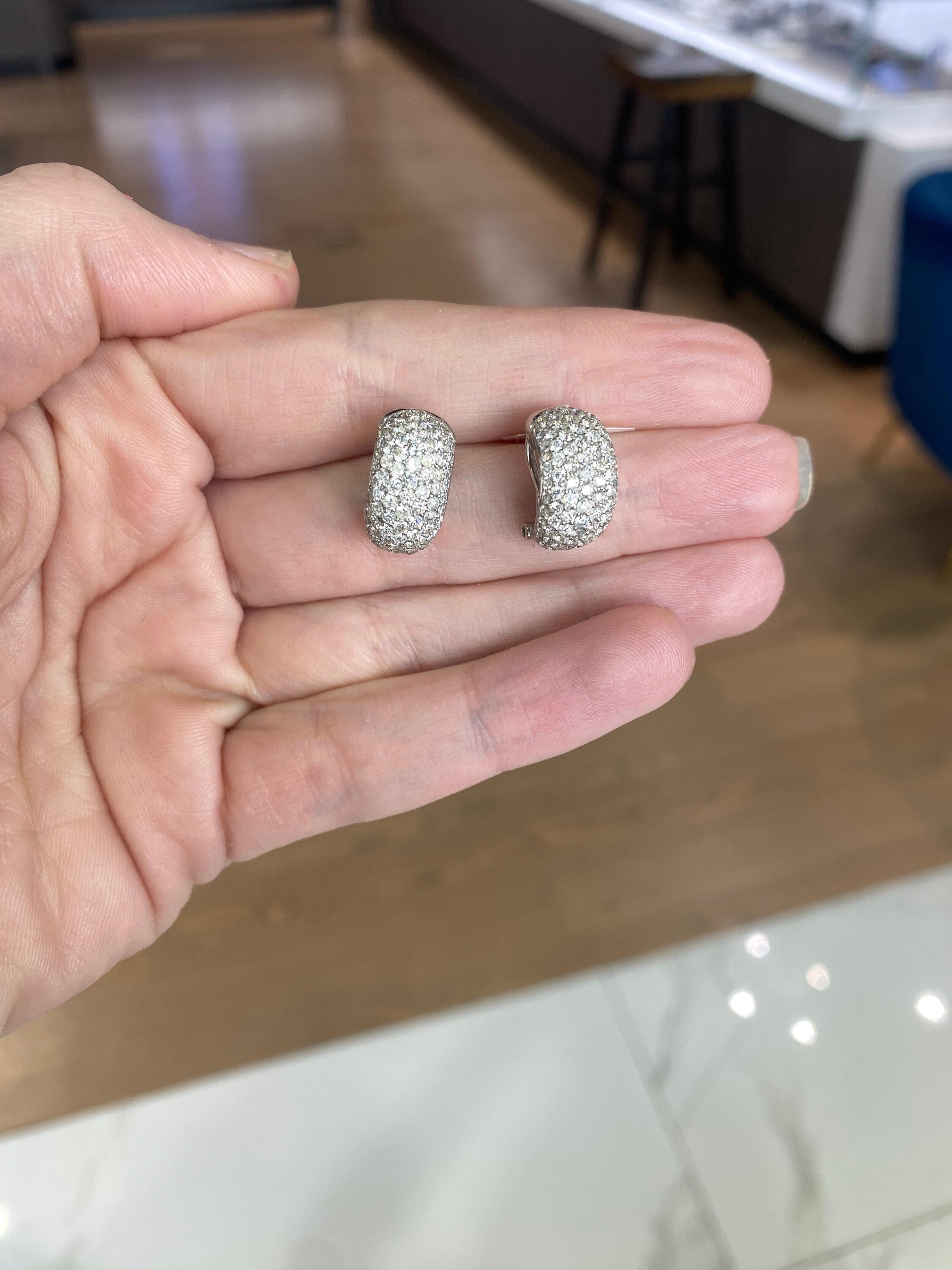 da uomo o donna Orecchini Huggie Hoop in oro bianco 14 carati con diamanti incastonati in vendita