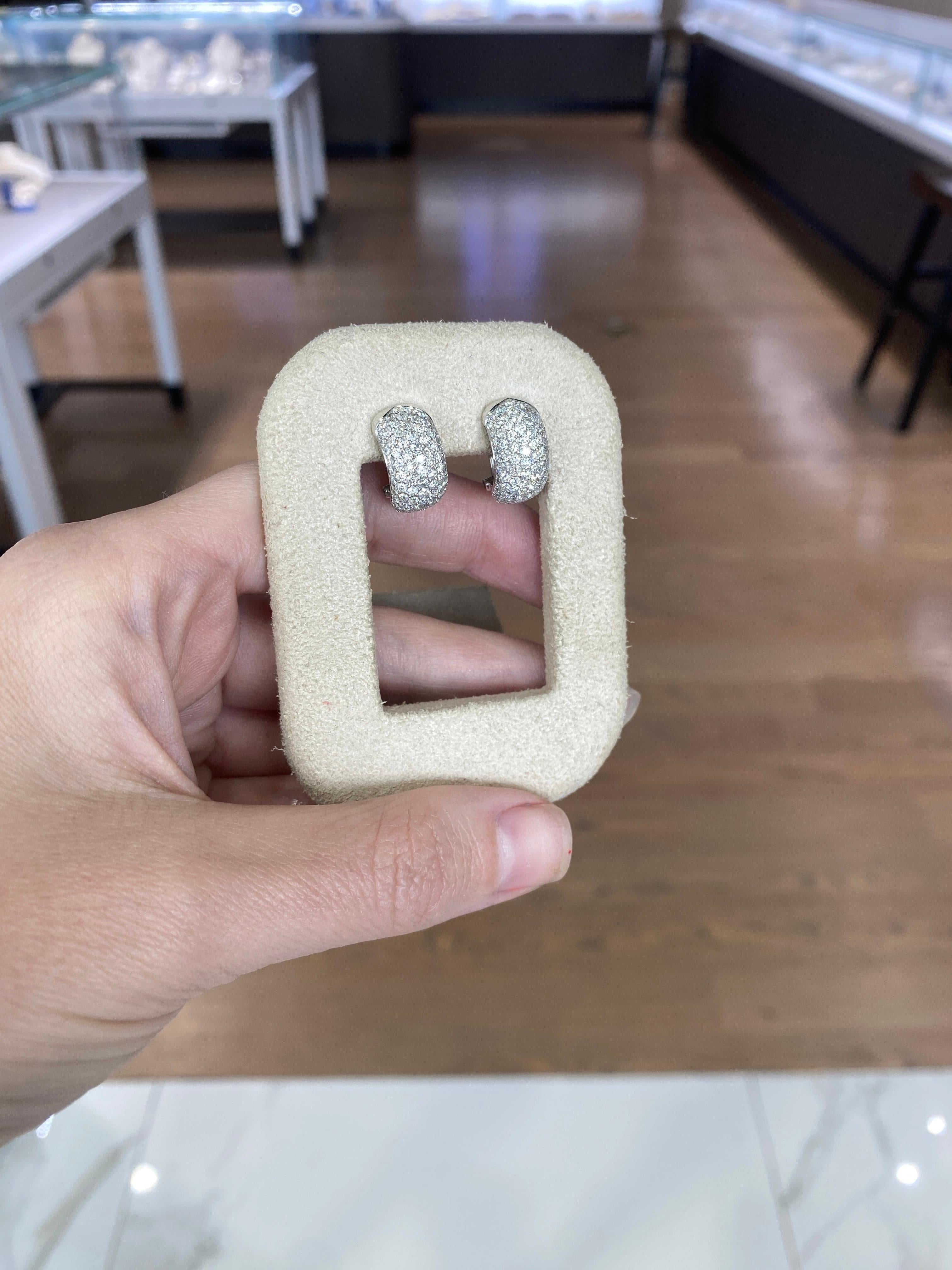 Orecchini Huggie Hoop in oro bianco 14 carati con diamanti incastonati in vendita 1