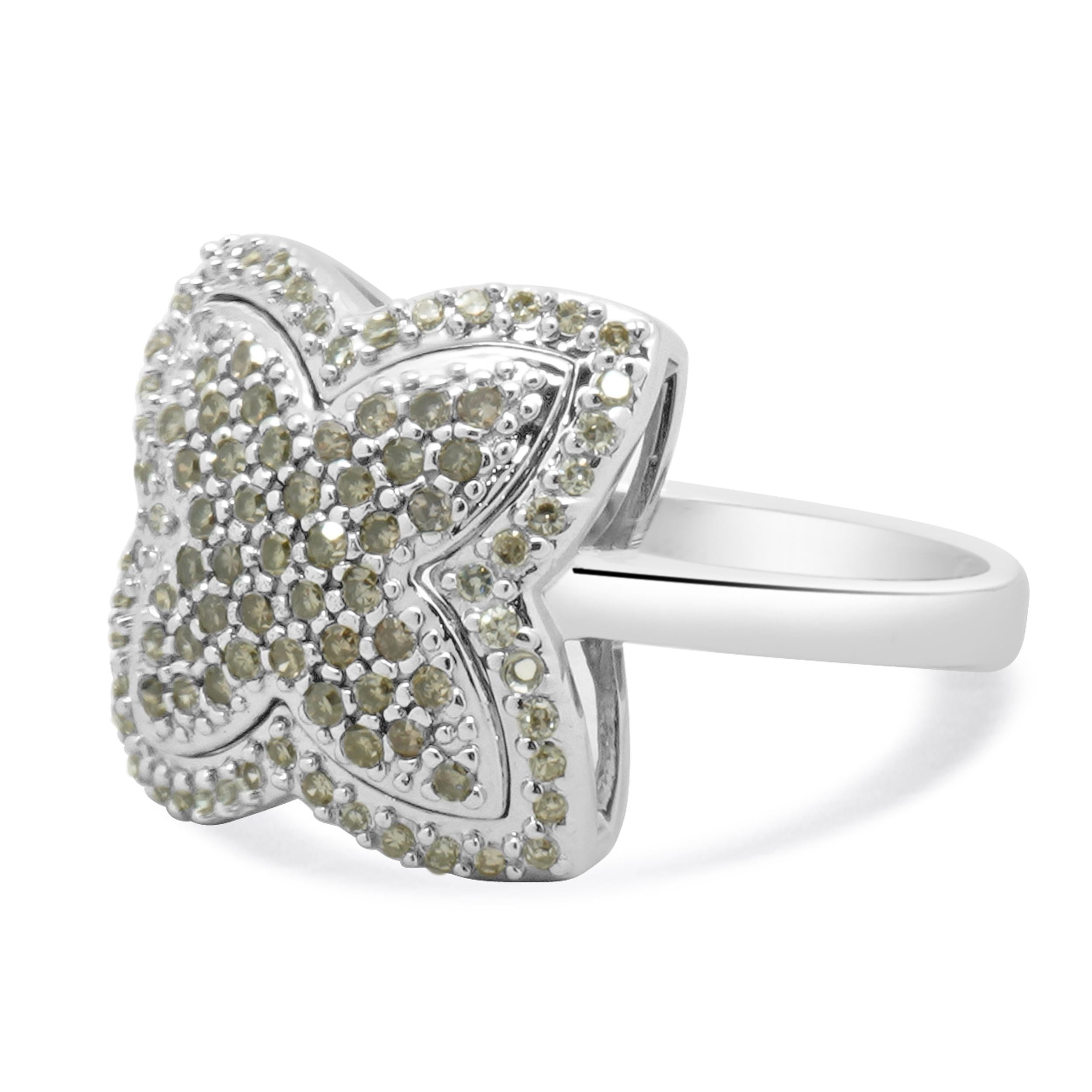 Taille ronde Bague étoile en or blanc 14 carats pavée de diamants blancs et chocolatés en vente