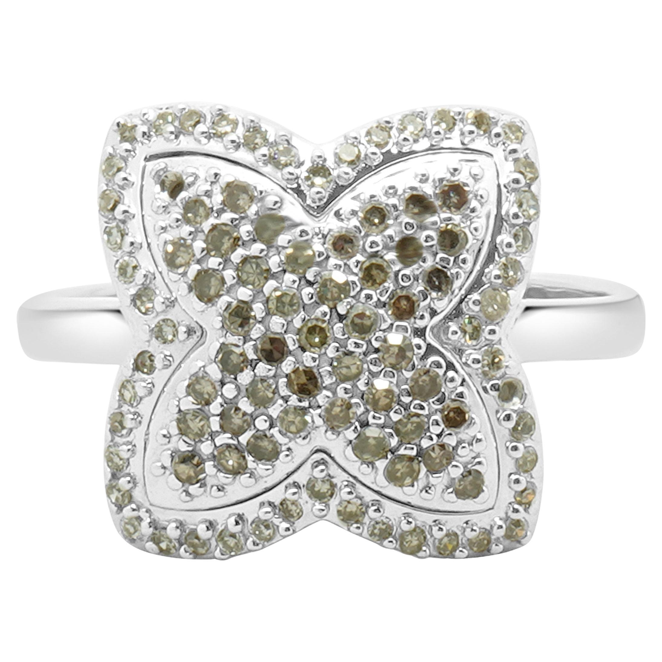 Bague étoile en or blanc 14 carats pavée de diamants blancs et chocolatés en vente