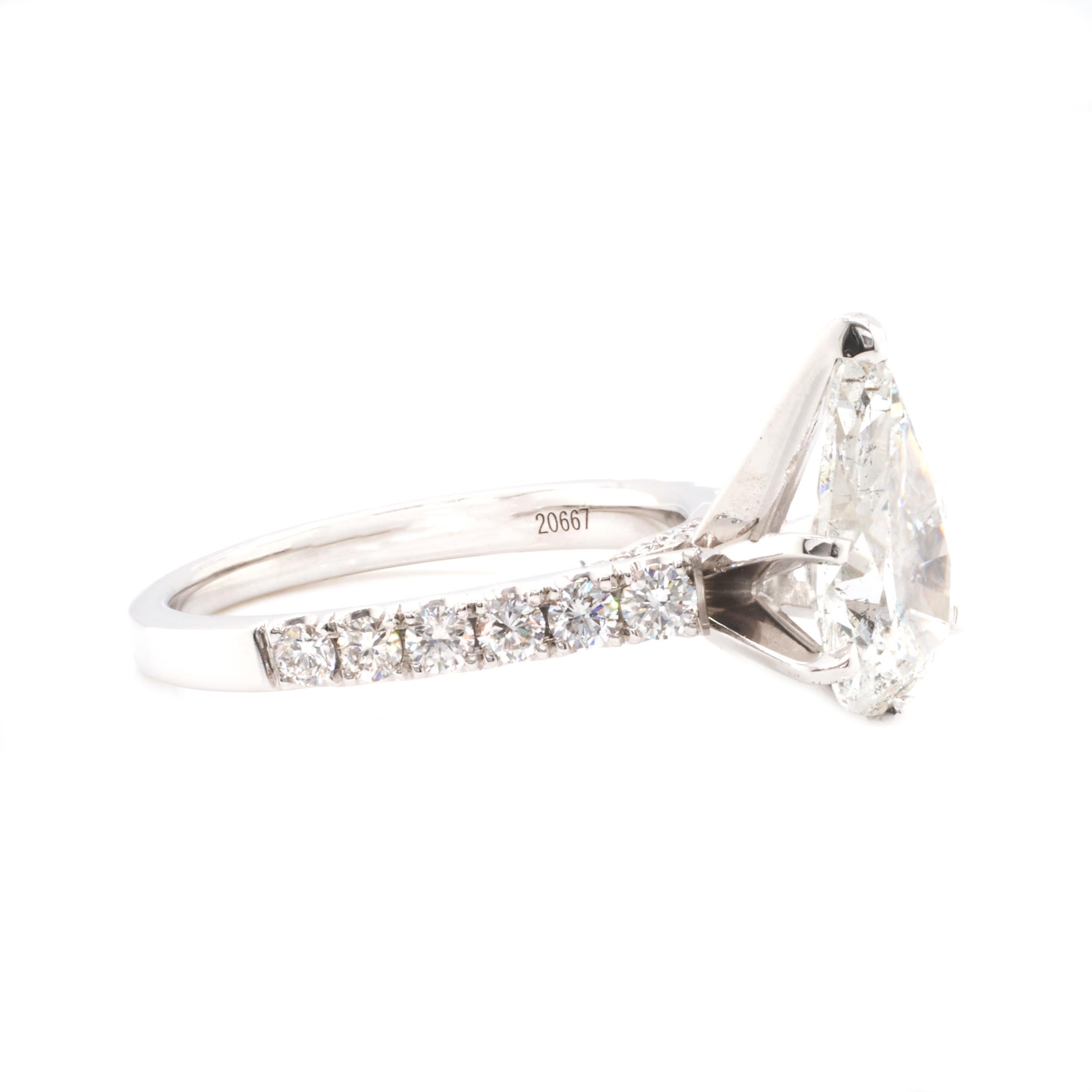 Designer: personalizzato
Materiale: oro bianco 14 carati
Diamante: 1 taglio a pera = 2,26ct 
Colore: E
Chiarezza: SI2
EGL: US62528010D
Diamante: 12 tondi taglio brillante = .48cttw
Colore: G
Chiarezza: VS1
Misura dell'anello: 6,5 (si prega di