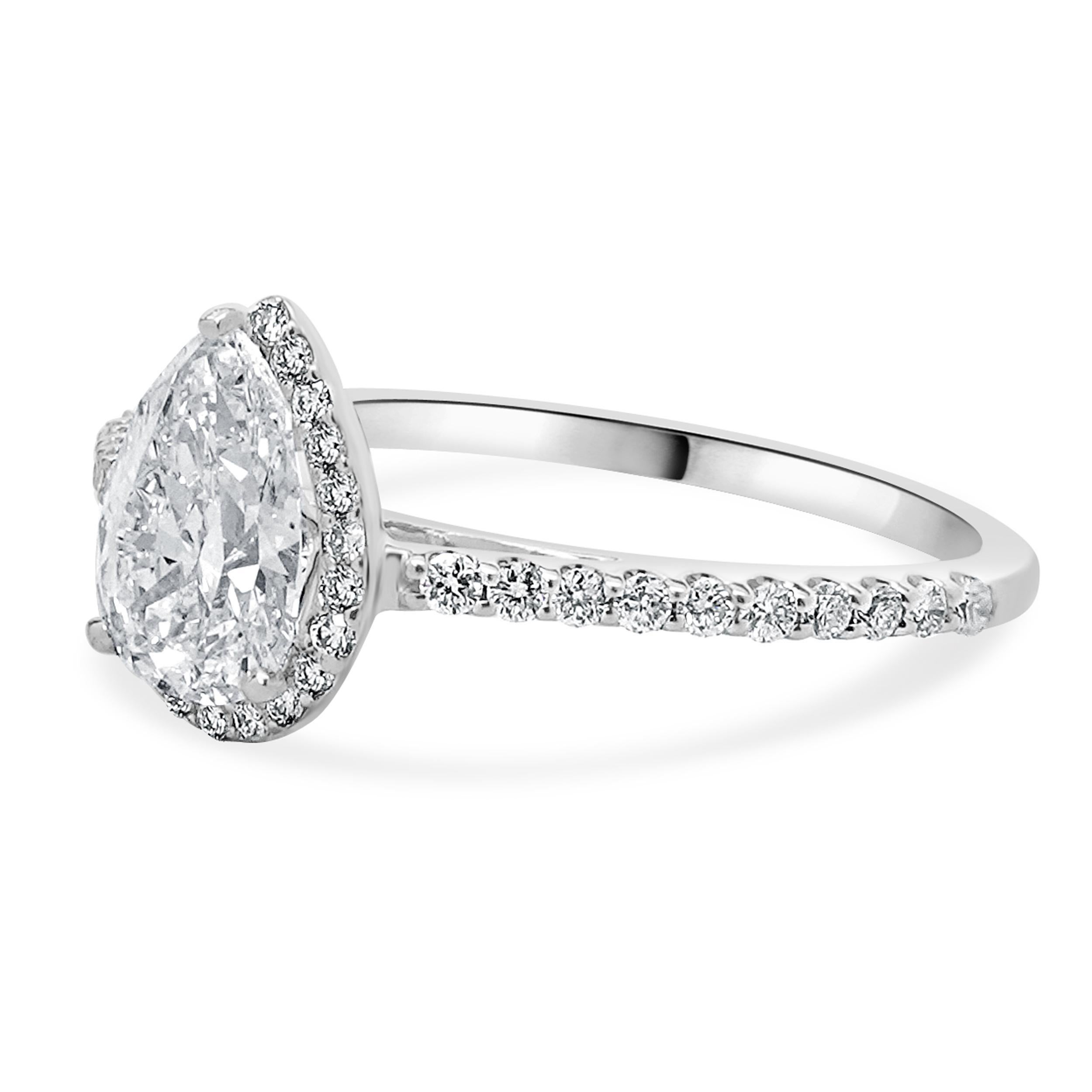 Designer: design personalizzato
Materiale: oro bianco 14 carati
Diamante centrale: 1 taglio a pera = 1,18ct
Colore : E
Chiarezza : SI1
GIA: 2235343479
Diamante: 42 tagli tondi a brillante = 0,31cttw
Colore : G
Chiarezza: VS1-2
Taglia: 7.25 Taglie