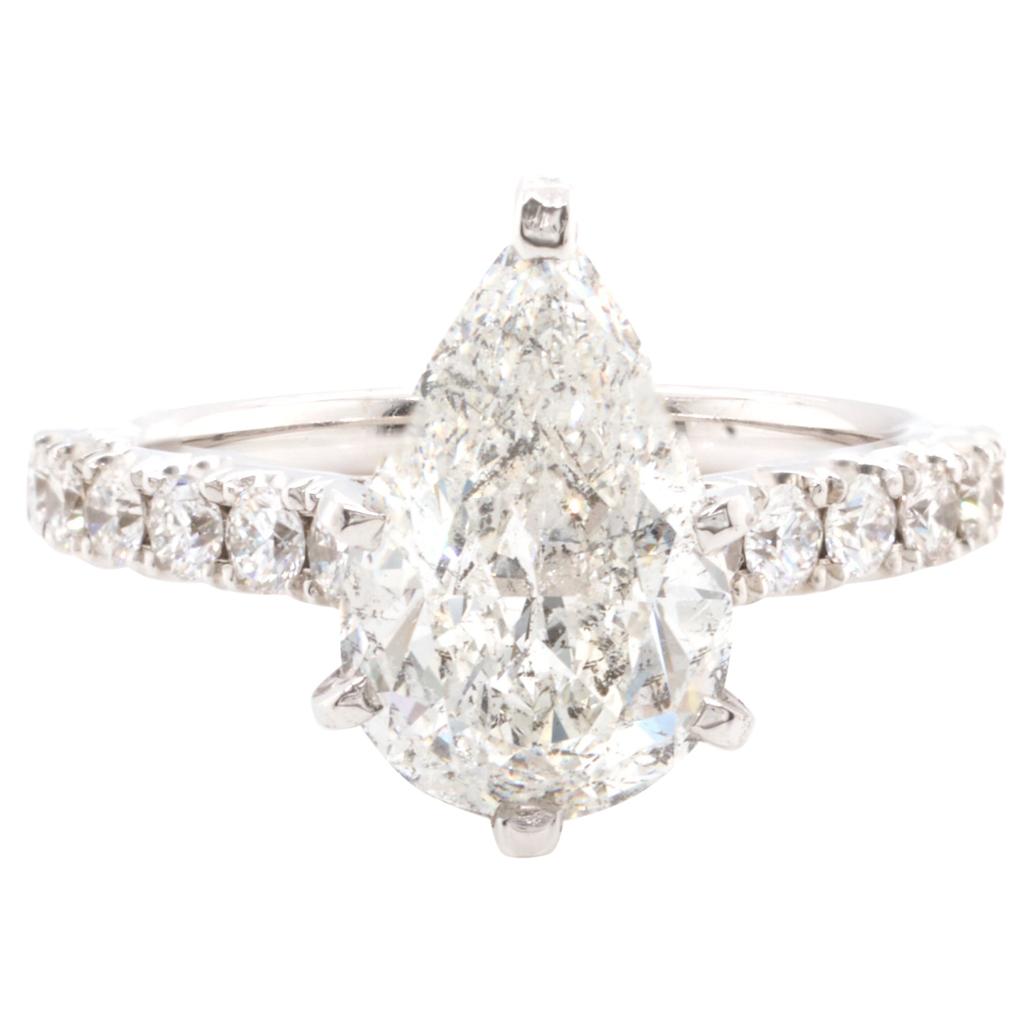 Anillo de compromiso de diamantes talla pera en oro blanco de 14 quilates