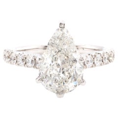 Anillo de compromiso de diamantes talla pera en oro blanco de 14 quilates