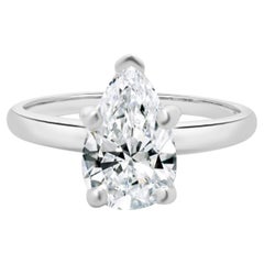 Anillo de compromiso de diamantes talla pera en oro blanco de 14 quilates