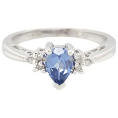 Bague en or blanc 14 carats avec saphir en forme de poire et diamants