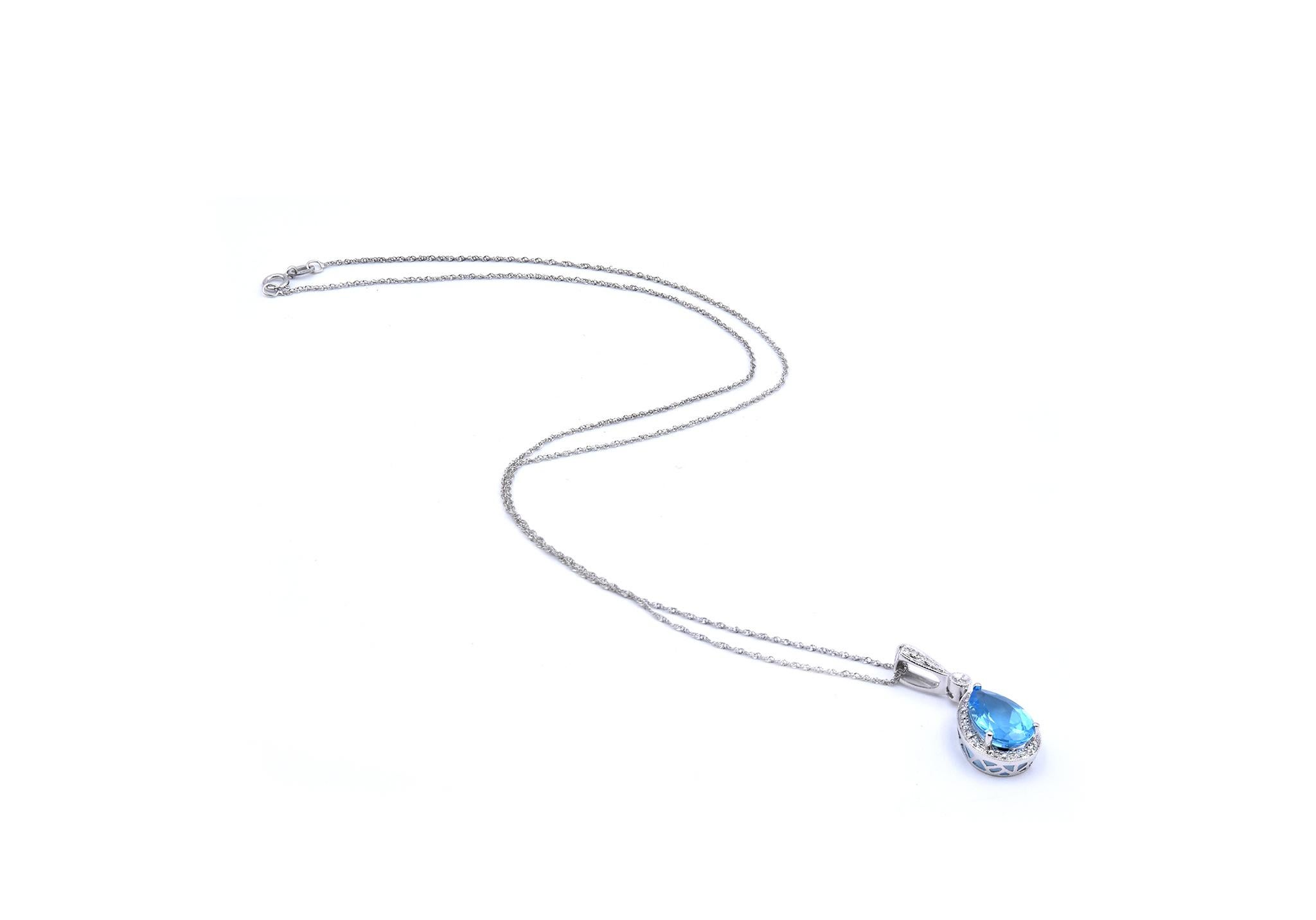 Material: 14k Weißgold
Blauer Topas: 1 birnenförmig = 3,60ct
Diamant: 15 runde Diamanten mit Brillantschliff = .15cttw
Farbe: H
Klarheit: SI1
Abmessungen: Halskette ist 18-Zoll lang
Gewicht: 2,91 Gramm