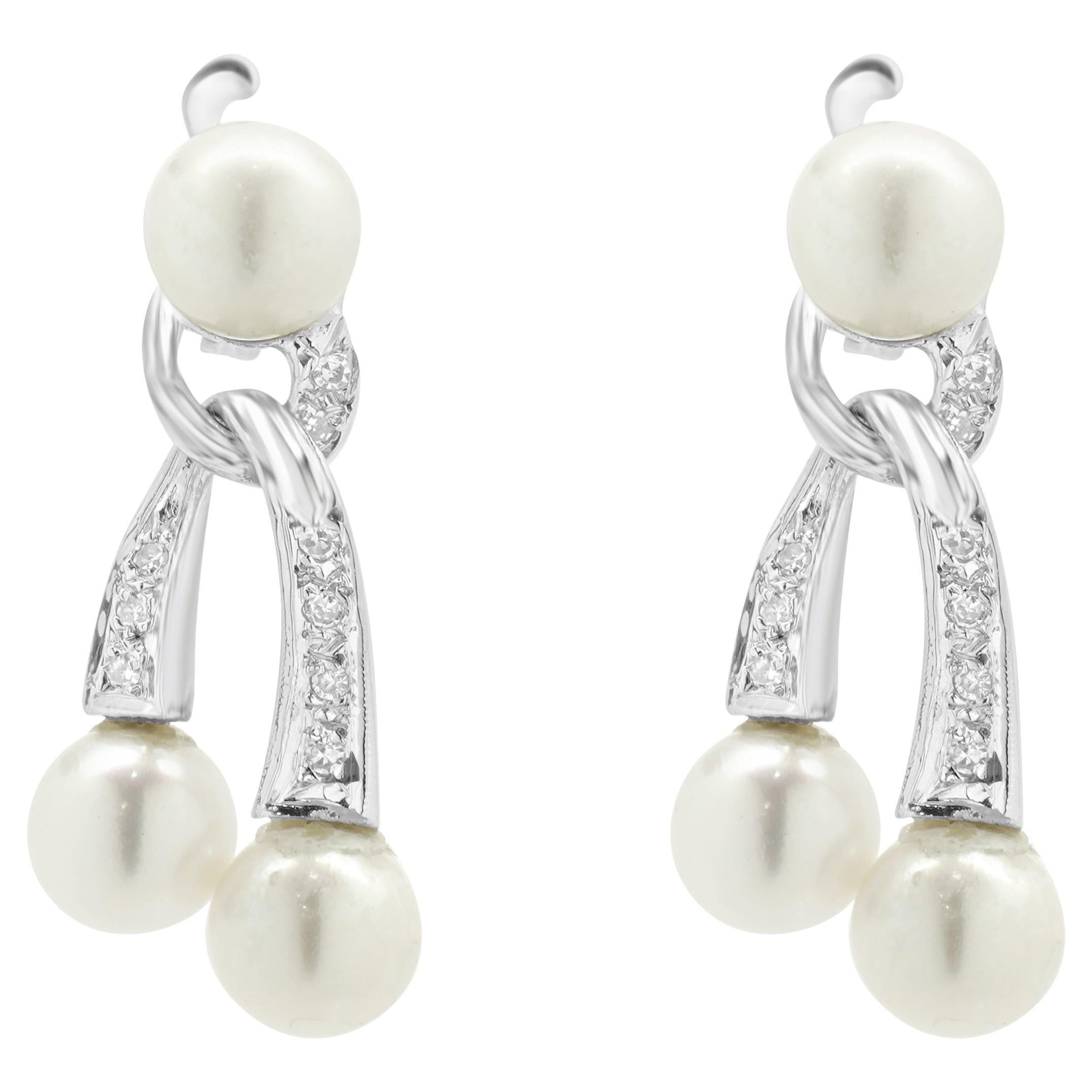 14 Karat White Gold Pearl and Diamond Dangle Earrings en venta