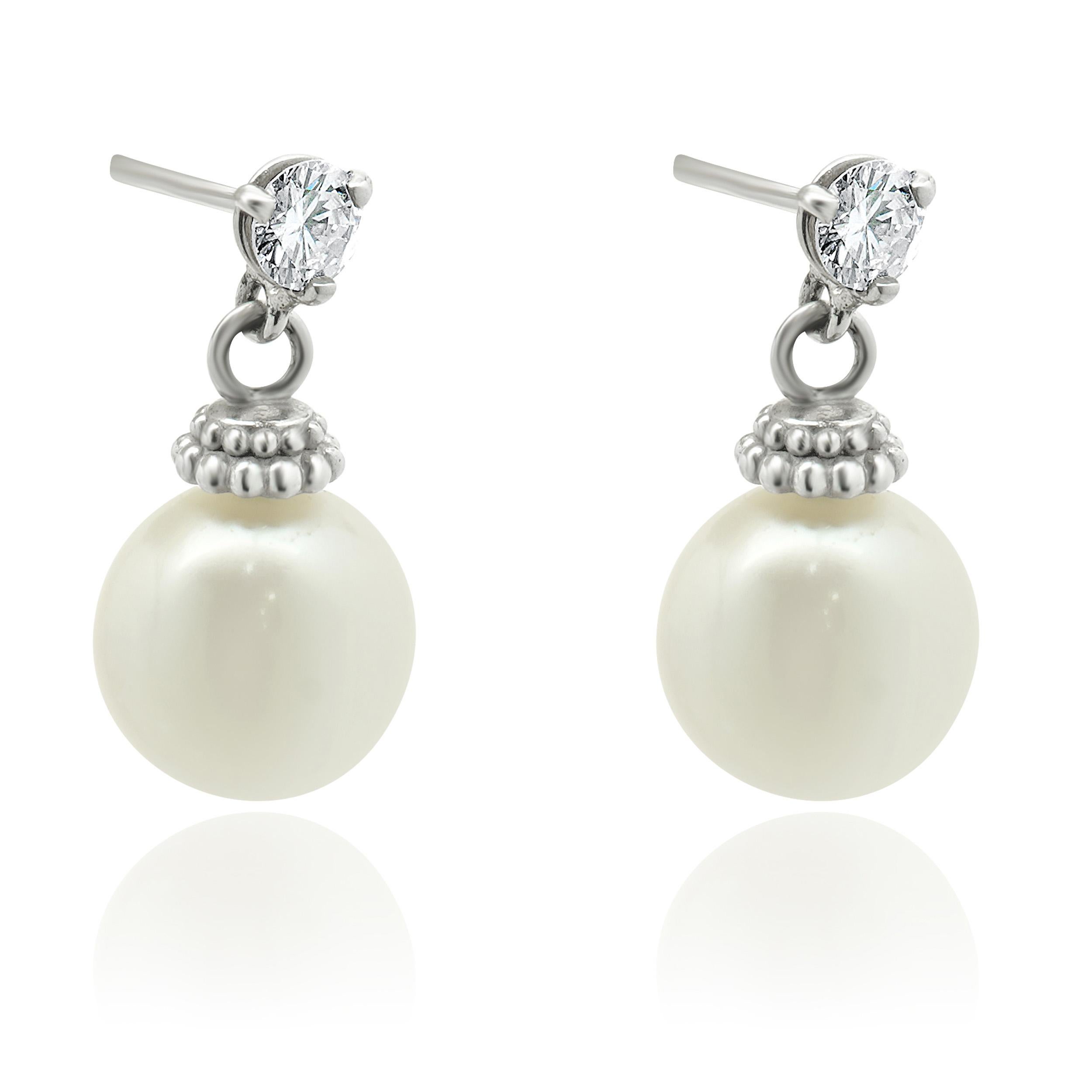 Taille ronde Boucles d'oreilles pendantes en or blanc 14 carats avec perles et diamants en vente