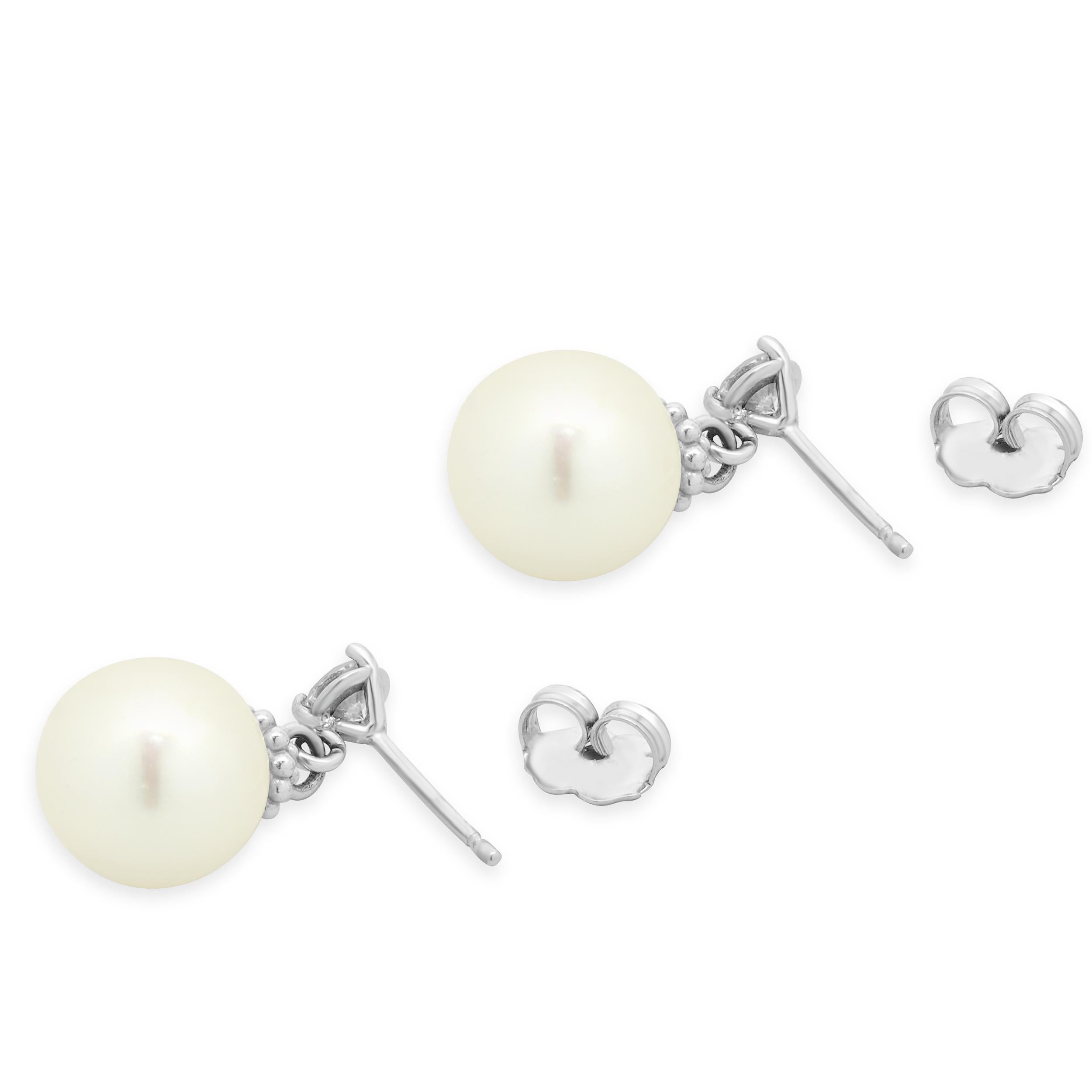 Boucles d'oreilles pendantes en or blanc 14 carats avec perles et diamants Excellent état - En vente à Scottsdale, AZ