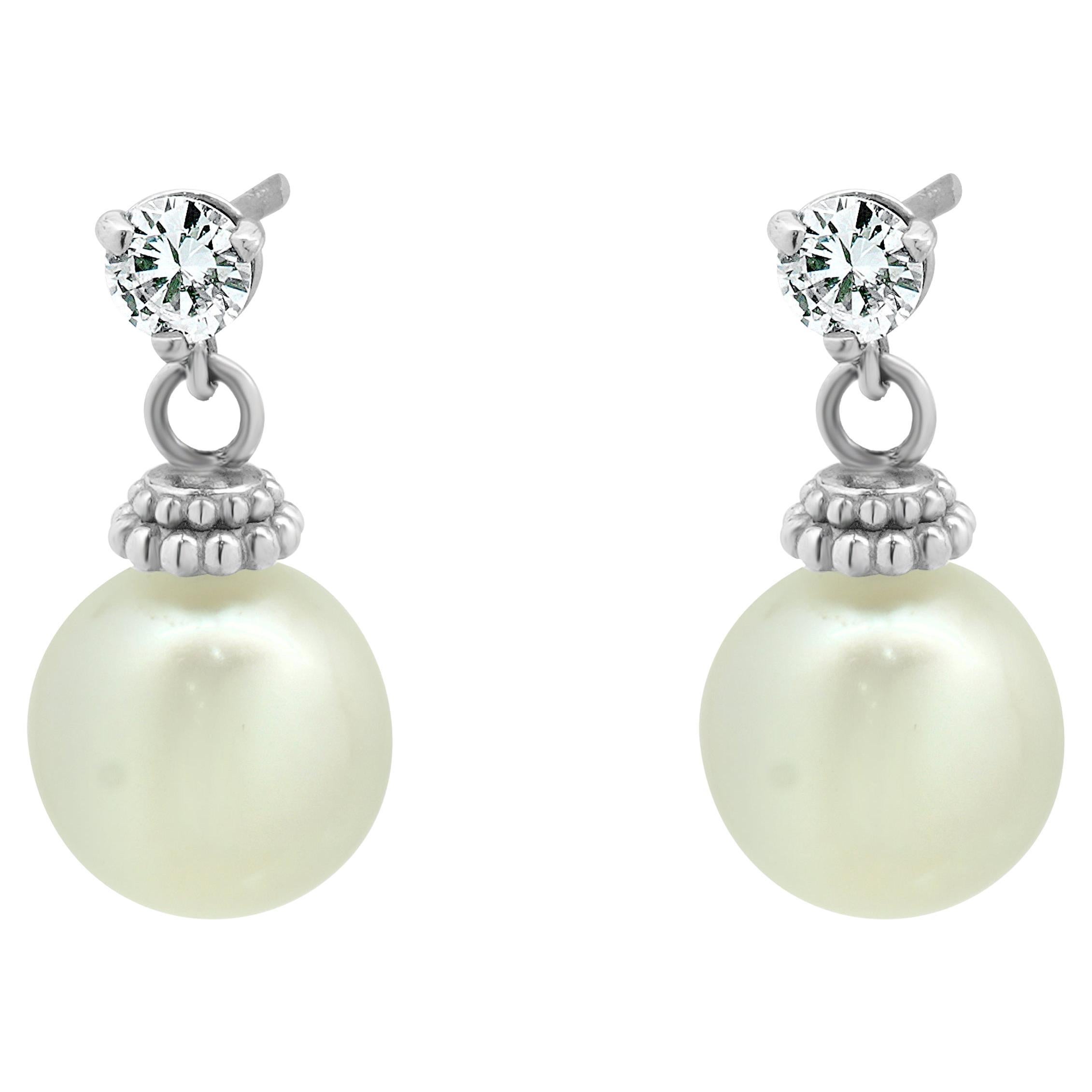 Boucles d'oreilles pendantes en or blanc 14 carats avec perles et diamants en vente