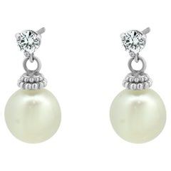 Boucles d'oreilles pendantes en or blanc 14 carats avec perles et diamants