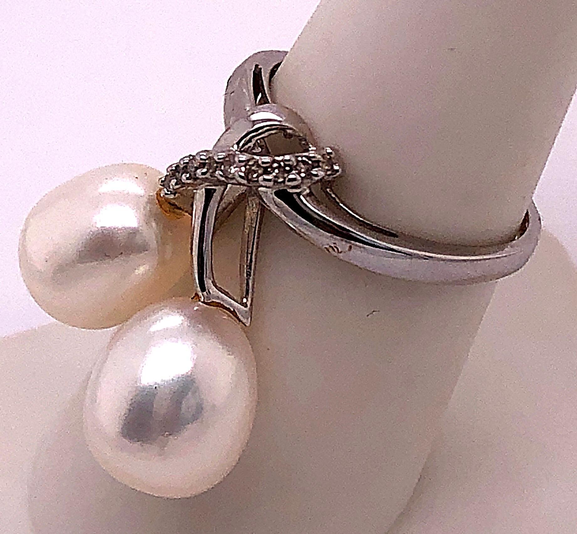 14 Karat White Gold Pearl and Diamond Freeform Ring In Good Condition For Sale In Stamford, CT