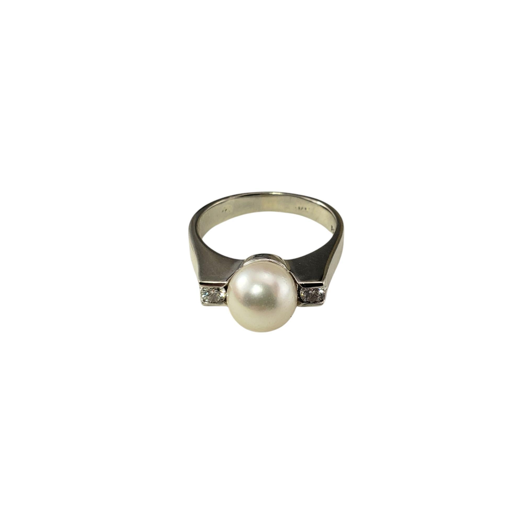 14 Karat White Gold Pearl and Diamond Ring Size 5.5

This stunning ring features one white pearl (7 mm) and two round brilliant cut diamonds set in classic 14K white gold.

  Shank: 3 mm.

Approximate total diamond weight: .06 ct.

Diamond color: