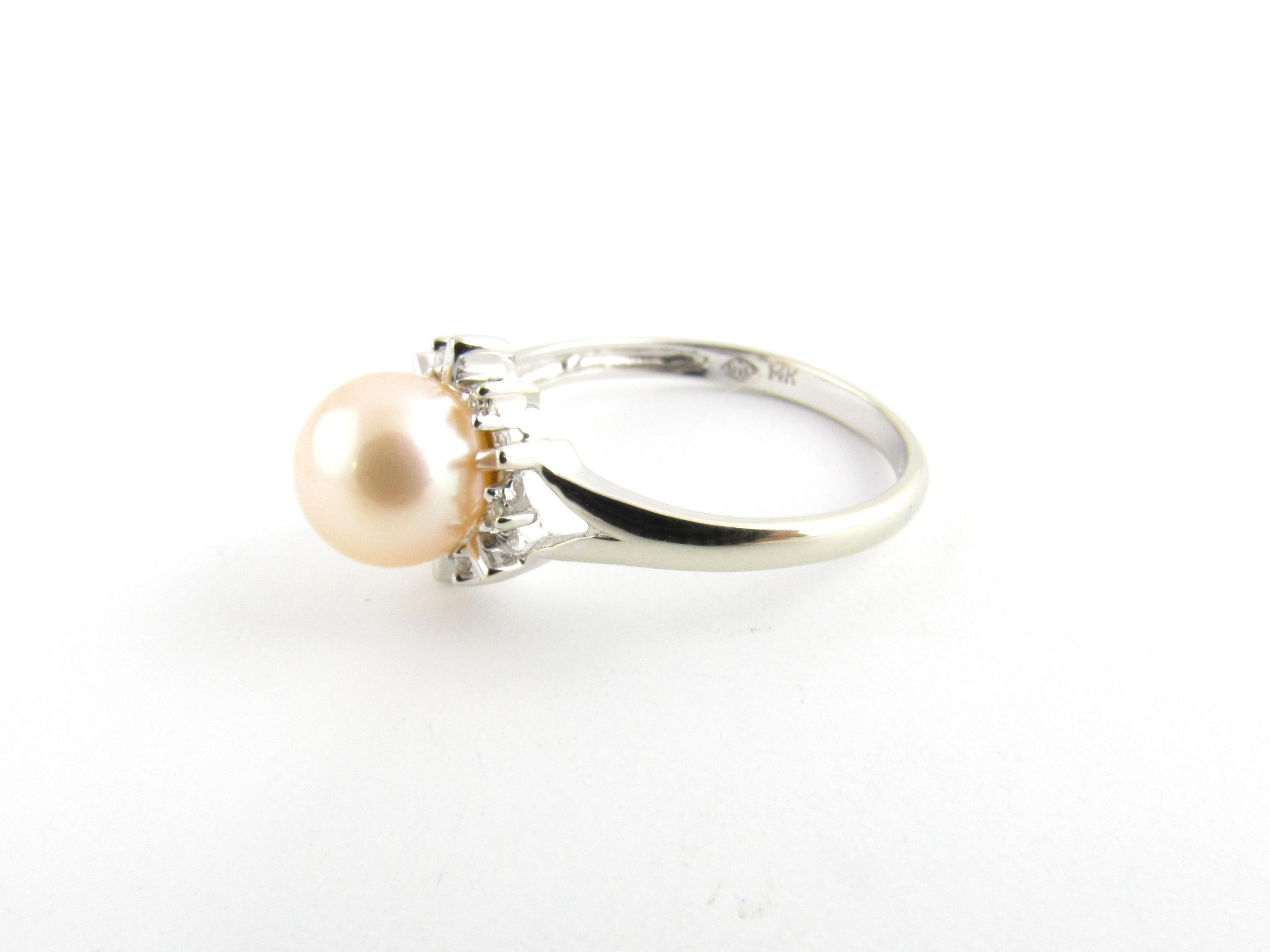 Vintage 14 Karat White Gold Pearl and Diamond Ring Size 7

This elegant ring features one 6 mm pearl surrounded by six round single-cut diamonds. Shank: 2 mm.

Approximate total diamond weight: .03 ct.

Diamond color: H

Diamond clarity: SI1

Ring