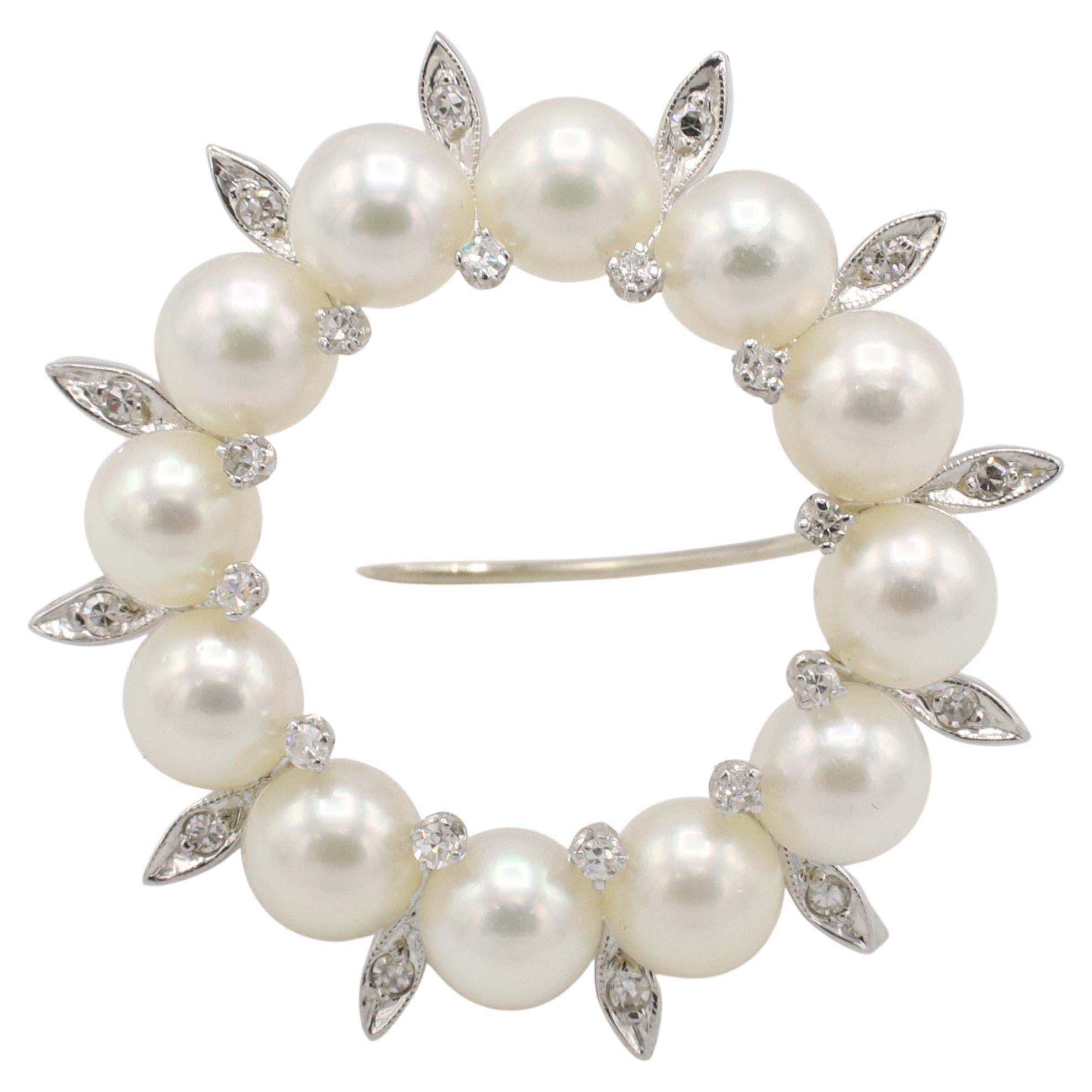 Broche/pendentif en or blanc 14 carats à couronne de perles et de diamants naturels 
Métal : or blanc 14k
Poids : 8,99 grammes
Diamètre : 35 mm
Perles : 6 mm
Diamants : Environ 0,25 CTW H-I SI diamants ronds naturels taille unique
Remarque : peut
