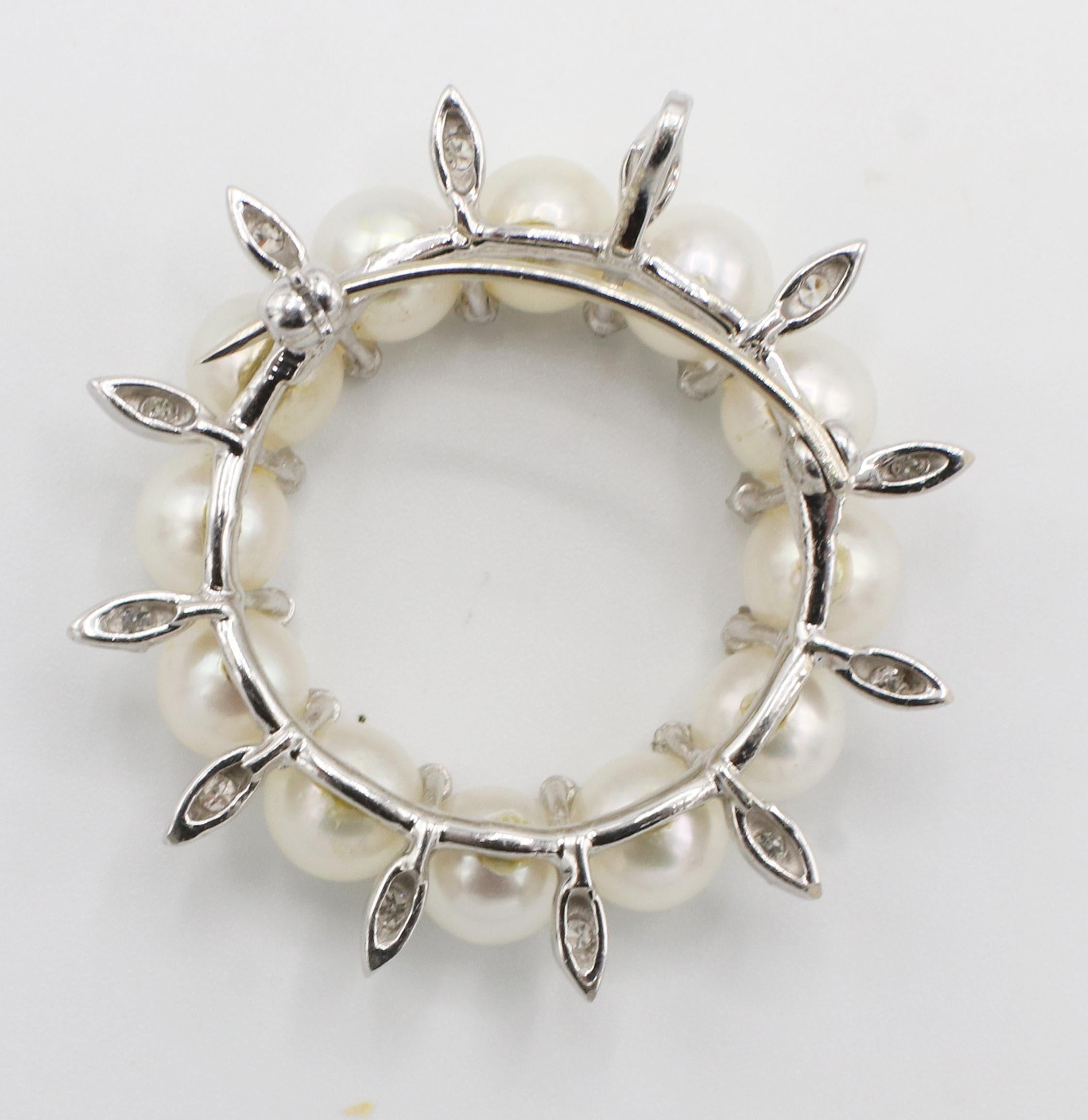 Pendentif couronne de perles et de diamants naturels en or blanc 14 carats Excellent état à  Baltimore, MD