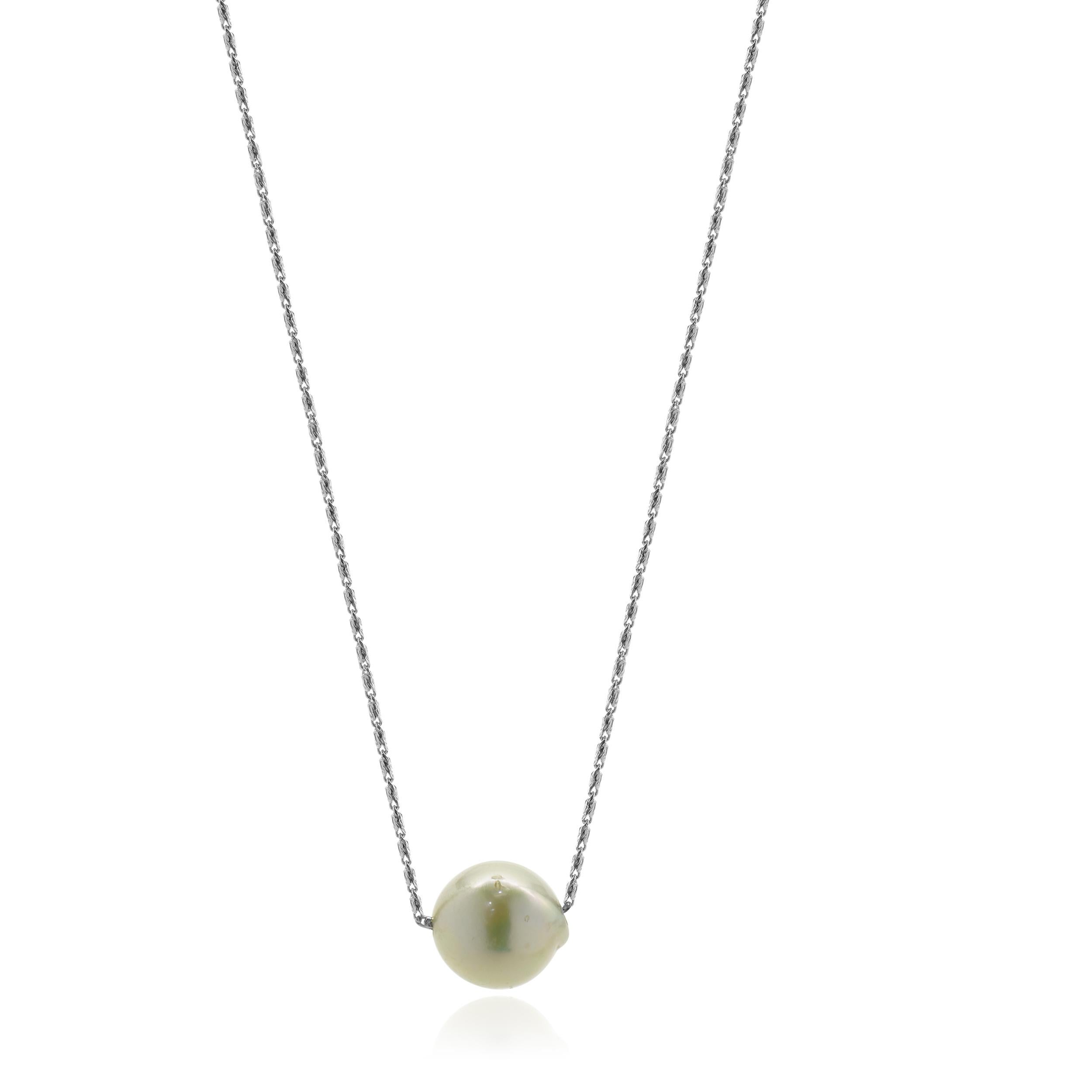 Designer: personalizzato
Materiale: oro bianco 14 carati
Peso: 3.47 grammi
Dimensioni: la collana misura 18 pollici
