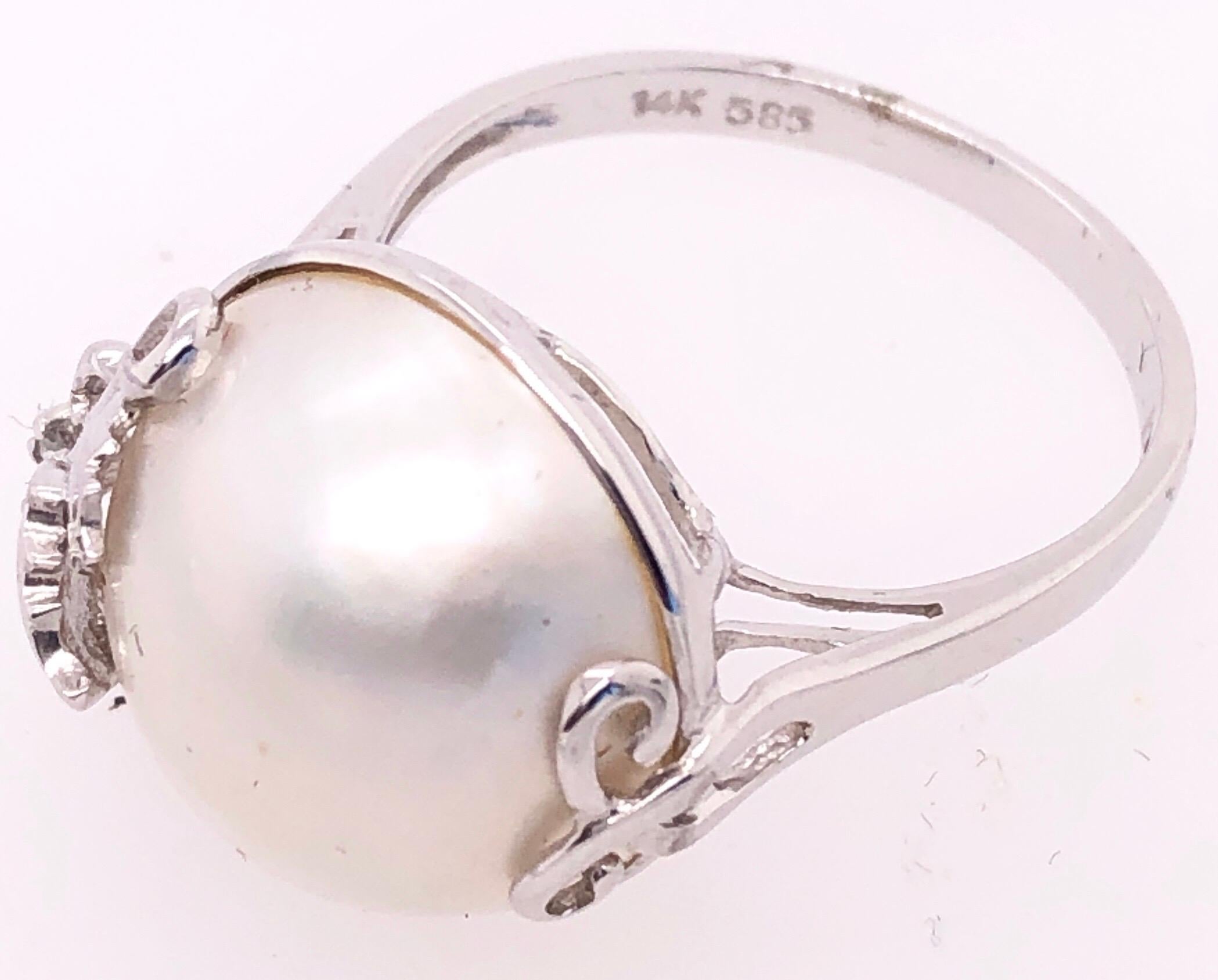 14 Karat White Gold Pearl Solitaire with Diamond Accent Ring In Good Condition For Sale In Stamford, CT