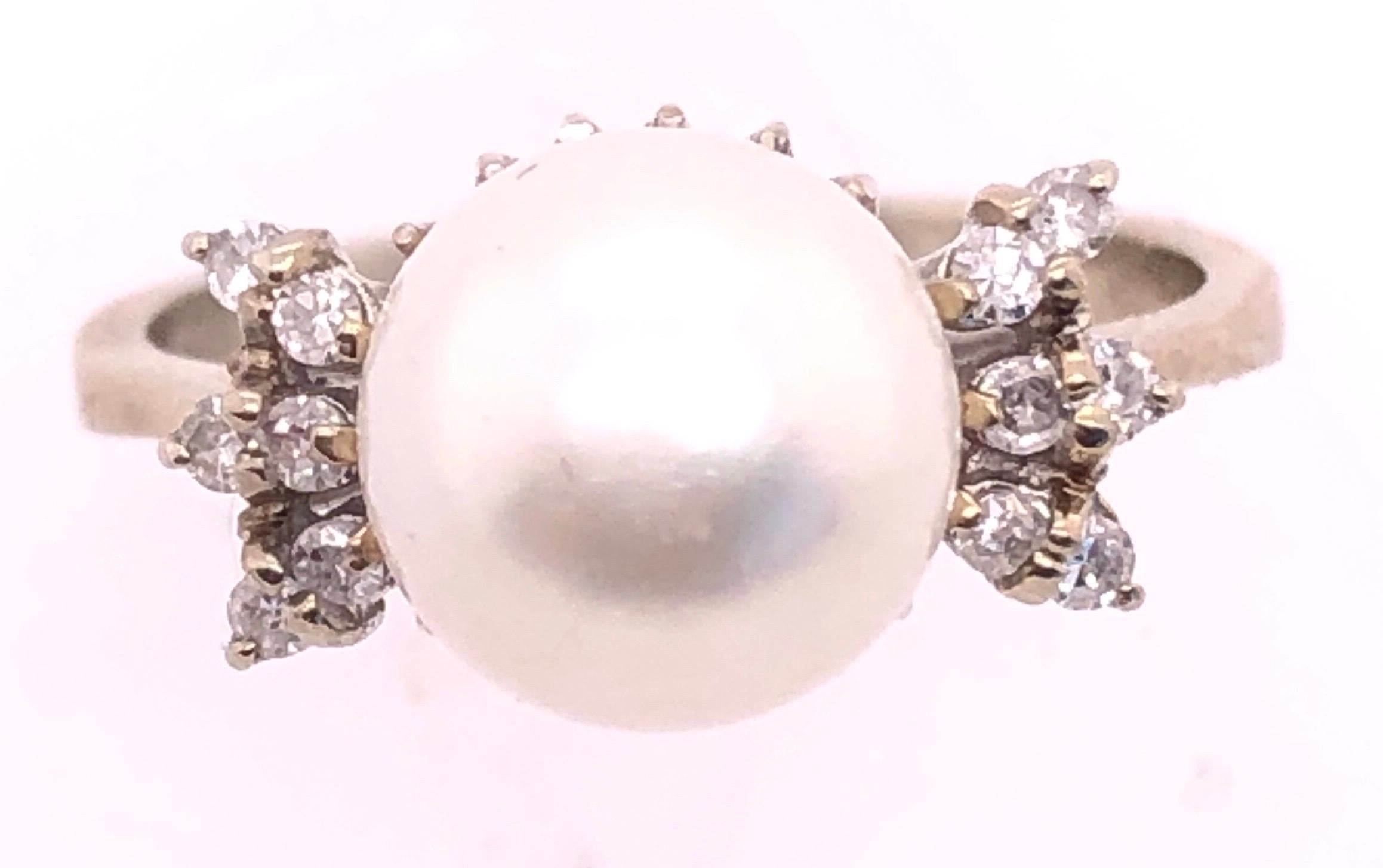 bague en or blanc 14 carats, solitaire en perles avec accents en diamants, taille 7.
0.12 poids total de diamants. 
perle de culture de 6 mm de diamètre
poids total de 4 grammes.