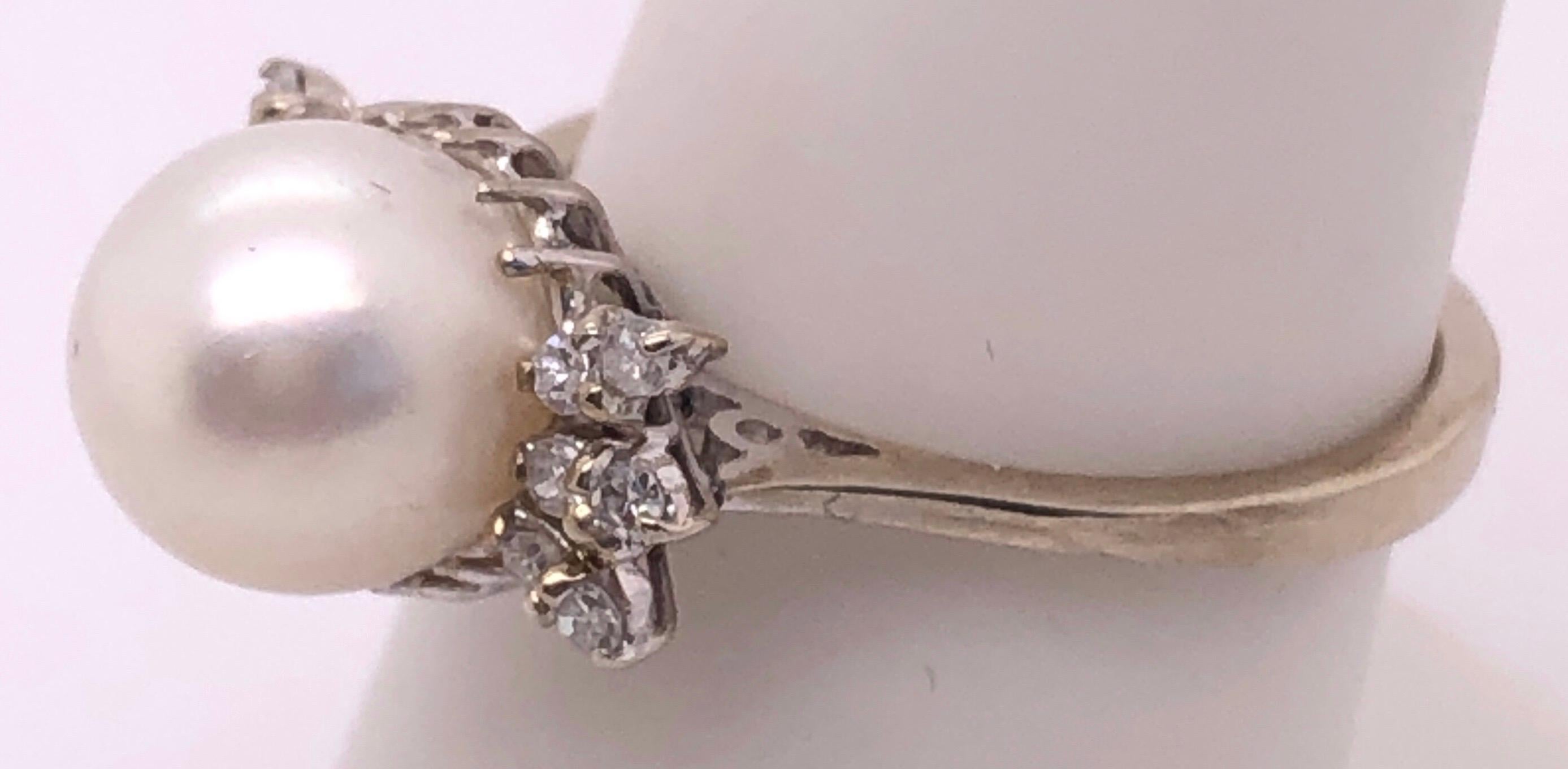 14 Karat Weißgold Perle Solitär mit Diamant-Akzenten Ring (Moderne) im Angebot