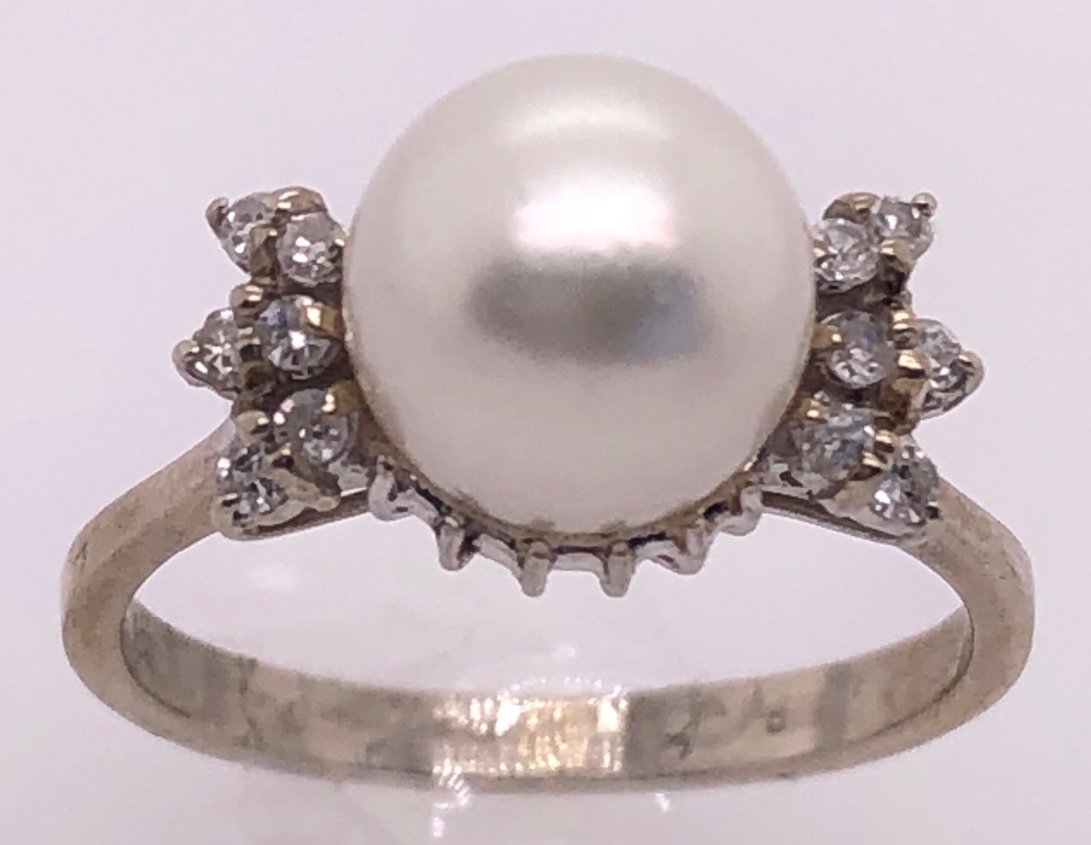 Taille ronde Bague solitaire en or blanc 14 carats avec perles et diamants en vente