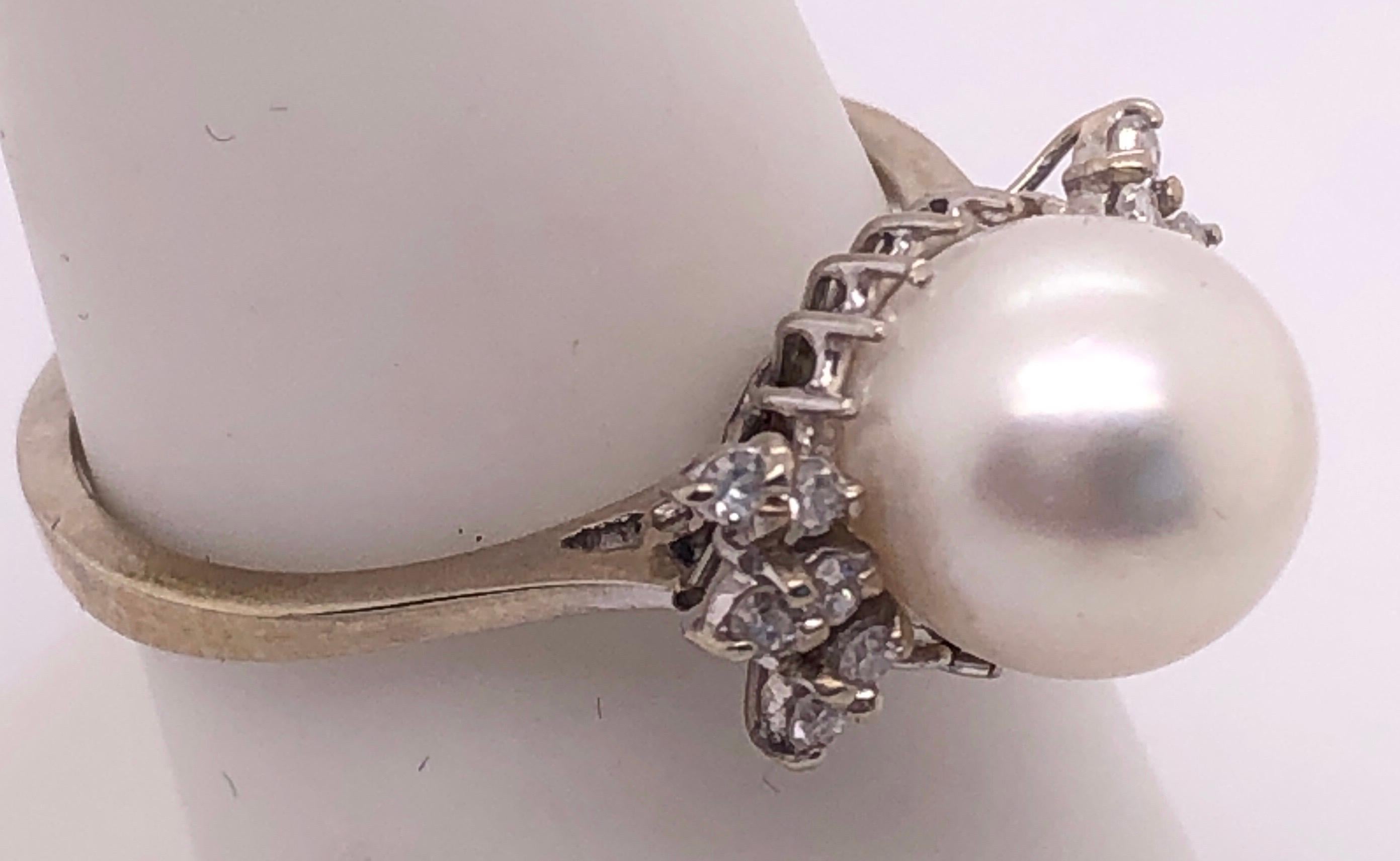 14 Karat Weißgold Perle Solitär mit Diamant-Akzenten Ring im Zustand „Gut“ im Angebot in Stamford, CT