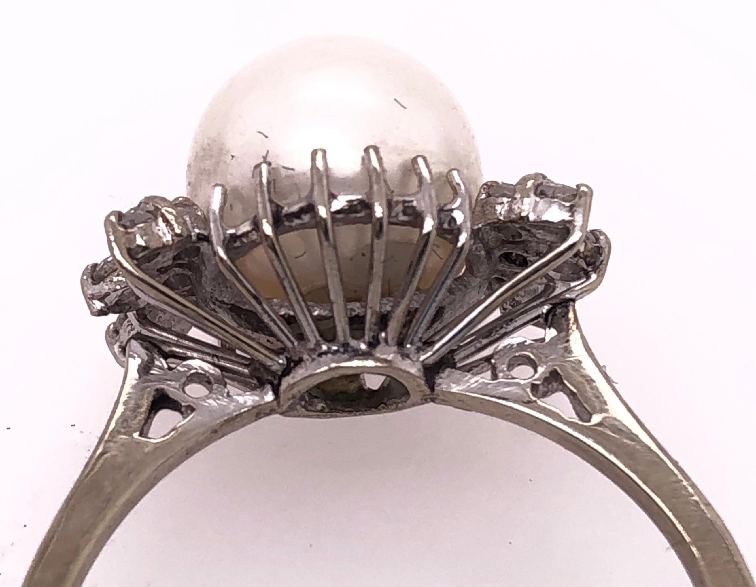 14 Karat White Gold Pearl Solitaire with Diamond Accents Ring In Good Condition For Sale In Stamford, CT
