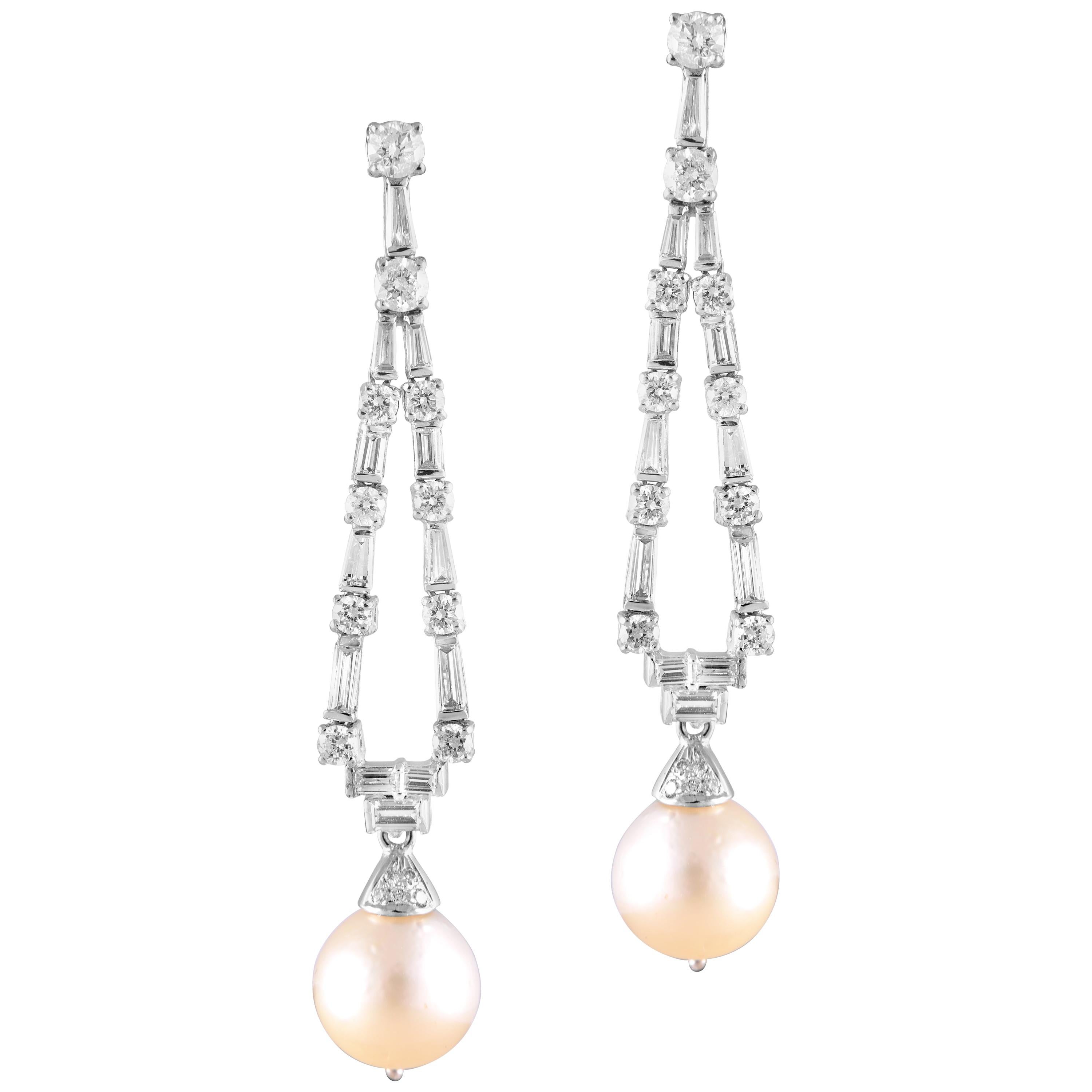 Chandelier-Ohrringe aus 14 Karat Weißgold mit weißen Perlen und Diamanten im Angebot
