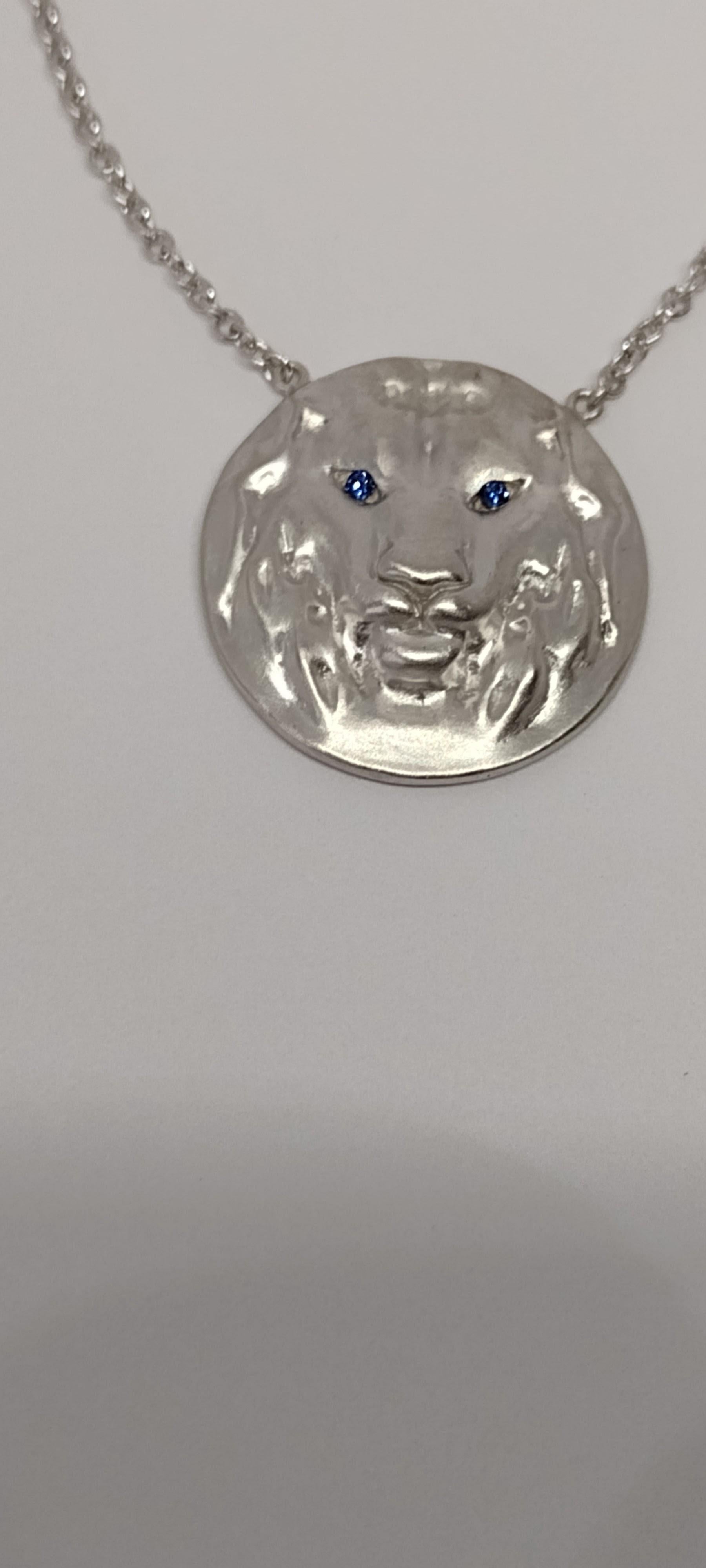 Contemporary 14 Karat White Gold Pendant Necklace Lion with Sapphire Eyes For Sale