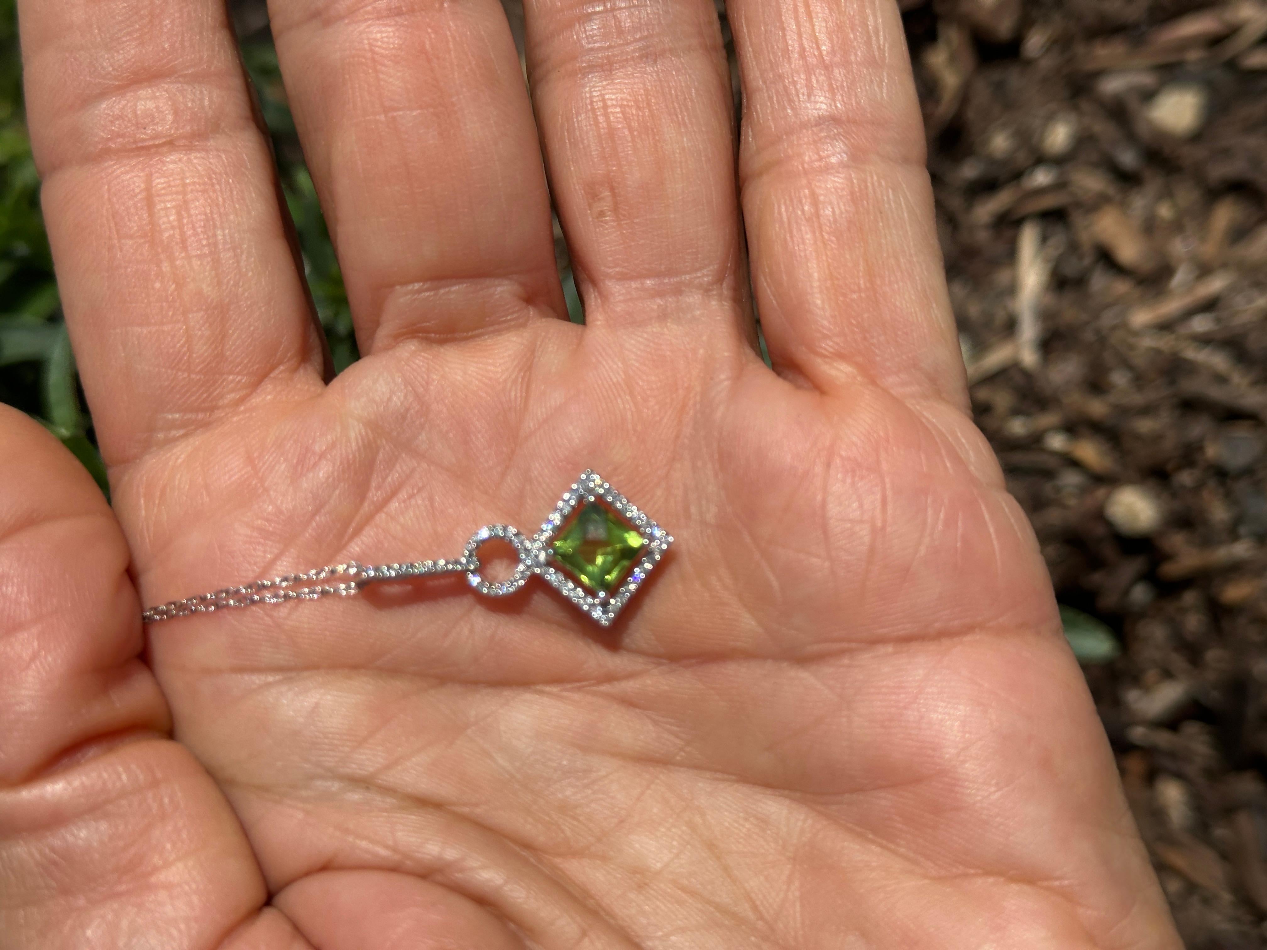 14 Karat Weißgold Peridot Halo Diamant 1,00 Karat Anhänger (Carréeschliff) im Angebot