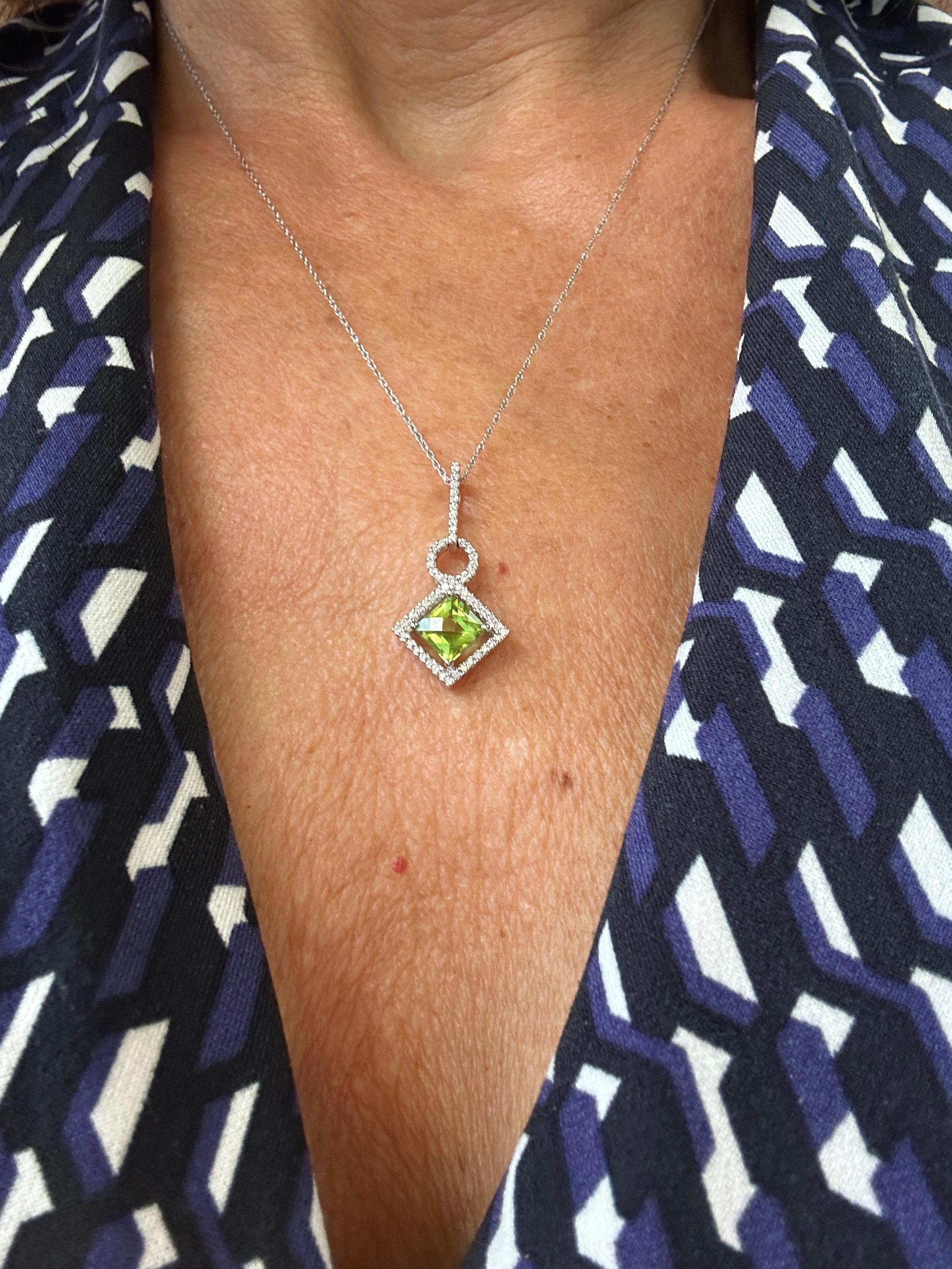 14 Karat Weißgold Peridot Halo Diamant 1,00 Karat Anhänger im Zustand „Hervorragend“ im Angebot in Laguna Hills, CA