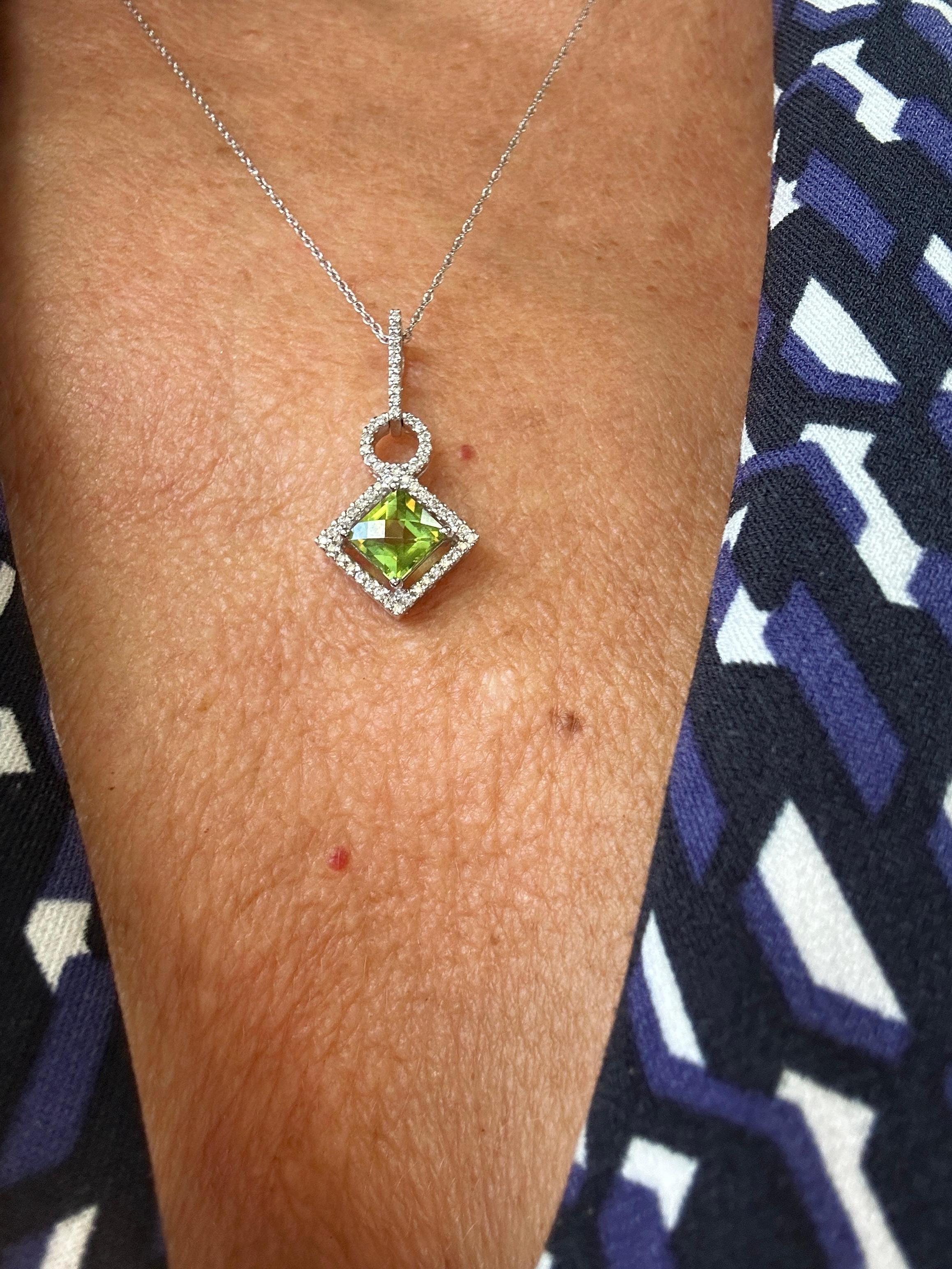 14 Karat Weißgold Peridot Halo Diamant 1,00 Karat Anhänger für Damen oder Herren im Angebot